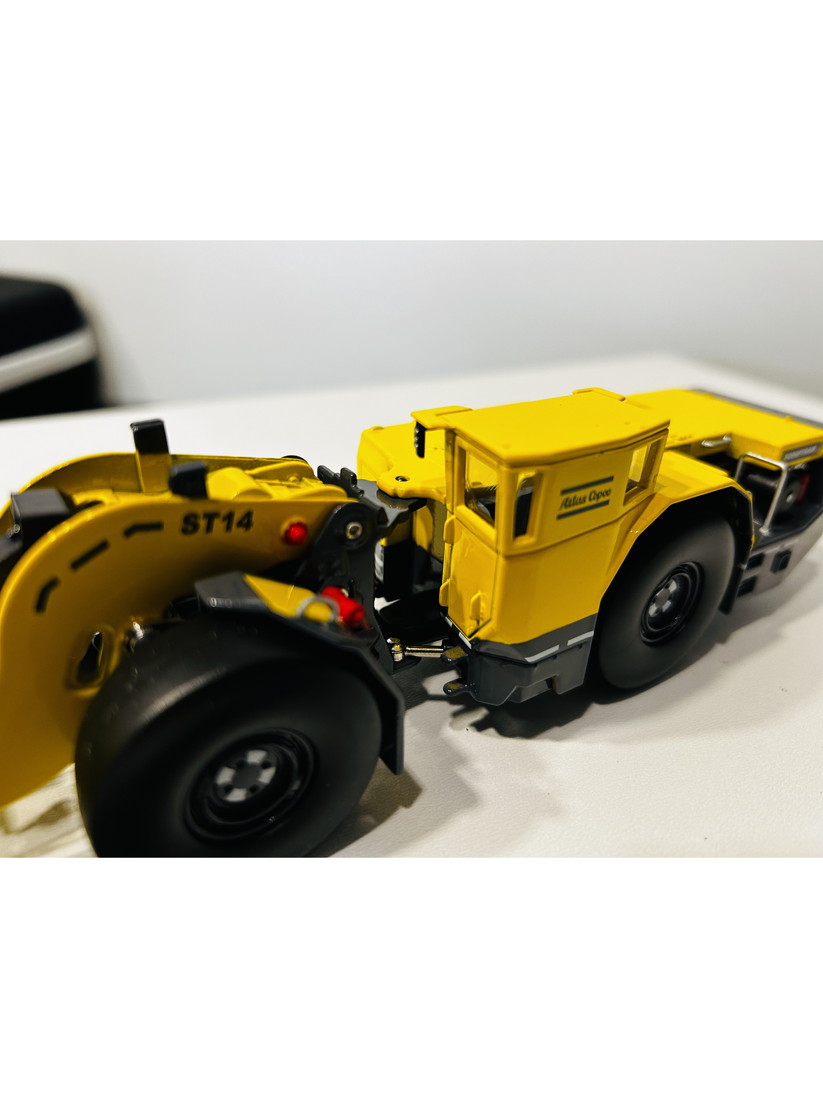 Scooptram ST14 a Escala 1:50 de Atlas Copco | Maquinaria Pesada Minería en Metal. Coleccionable 6