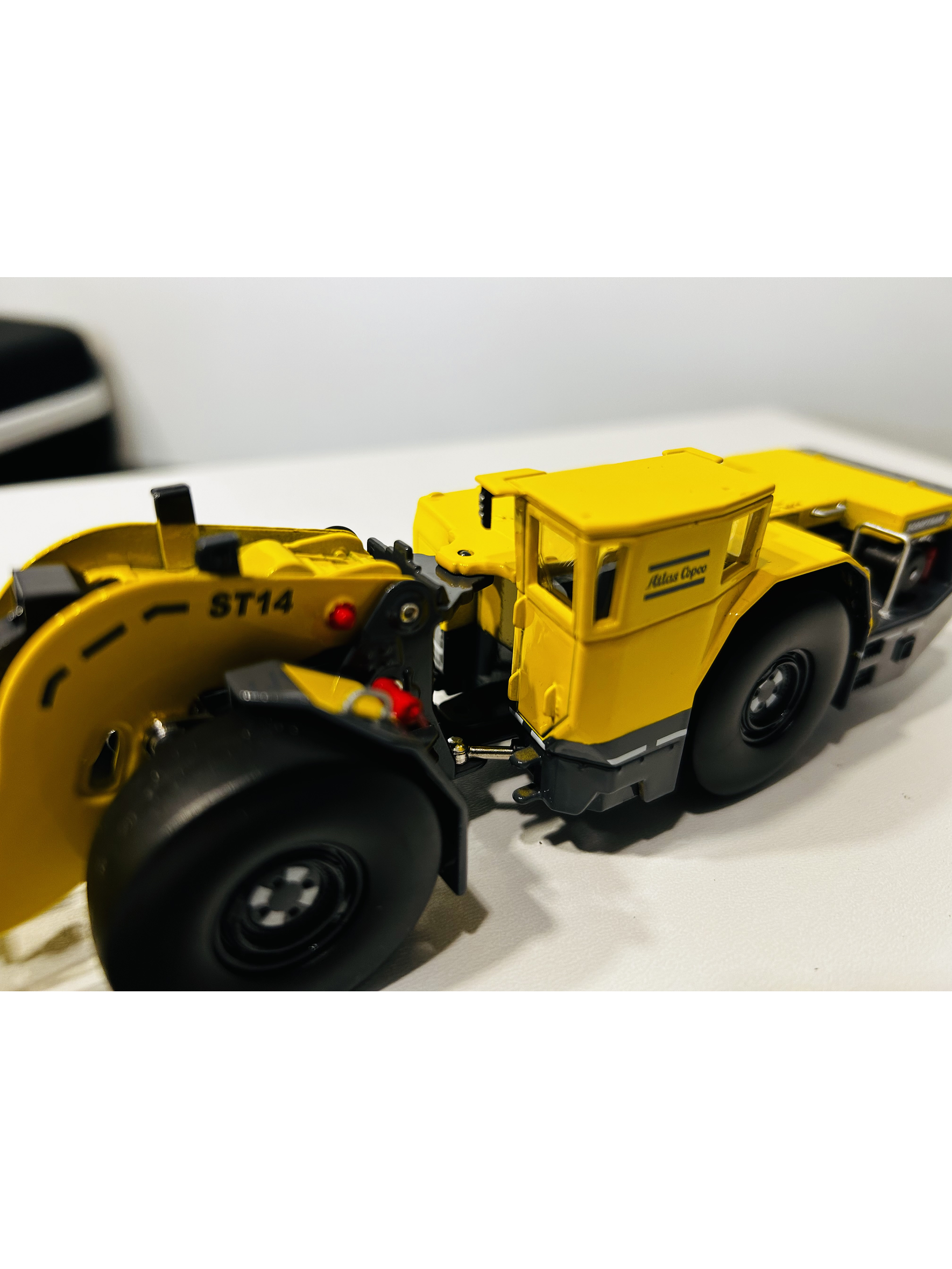 Scooptram ST14 a Escala 1:50 de Atlas Copco | Maquinaria Pesada Minería en Metal. Coleccionable 6