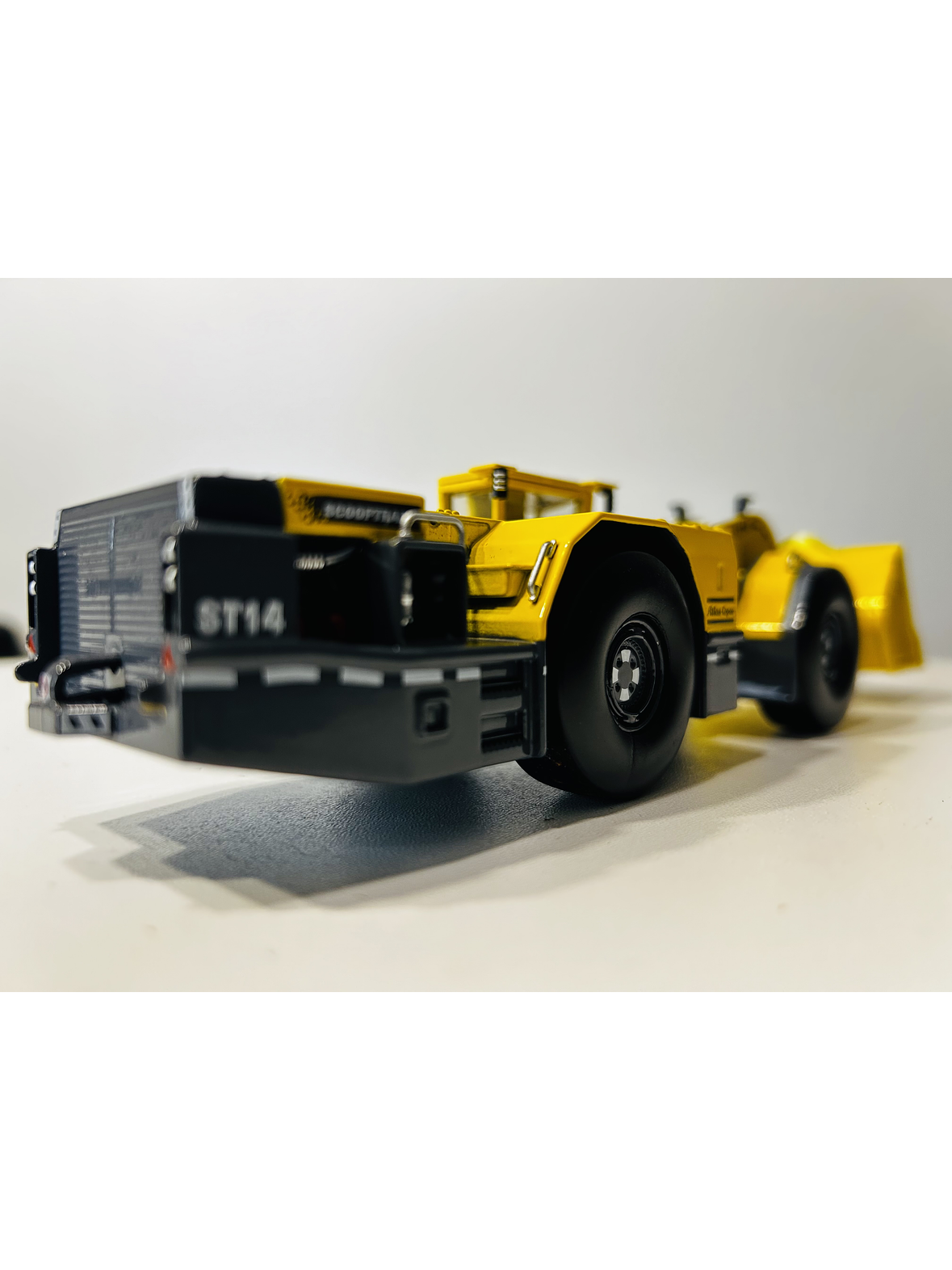 Scooptram ST14 a Escala 1:50 de Atlas Copco | Maquinaria Pesada Minería en Metal. Coleccionable 7