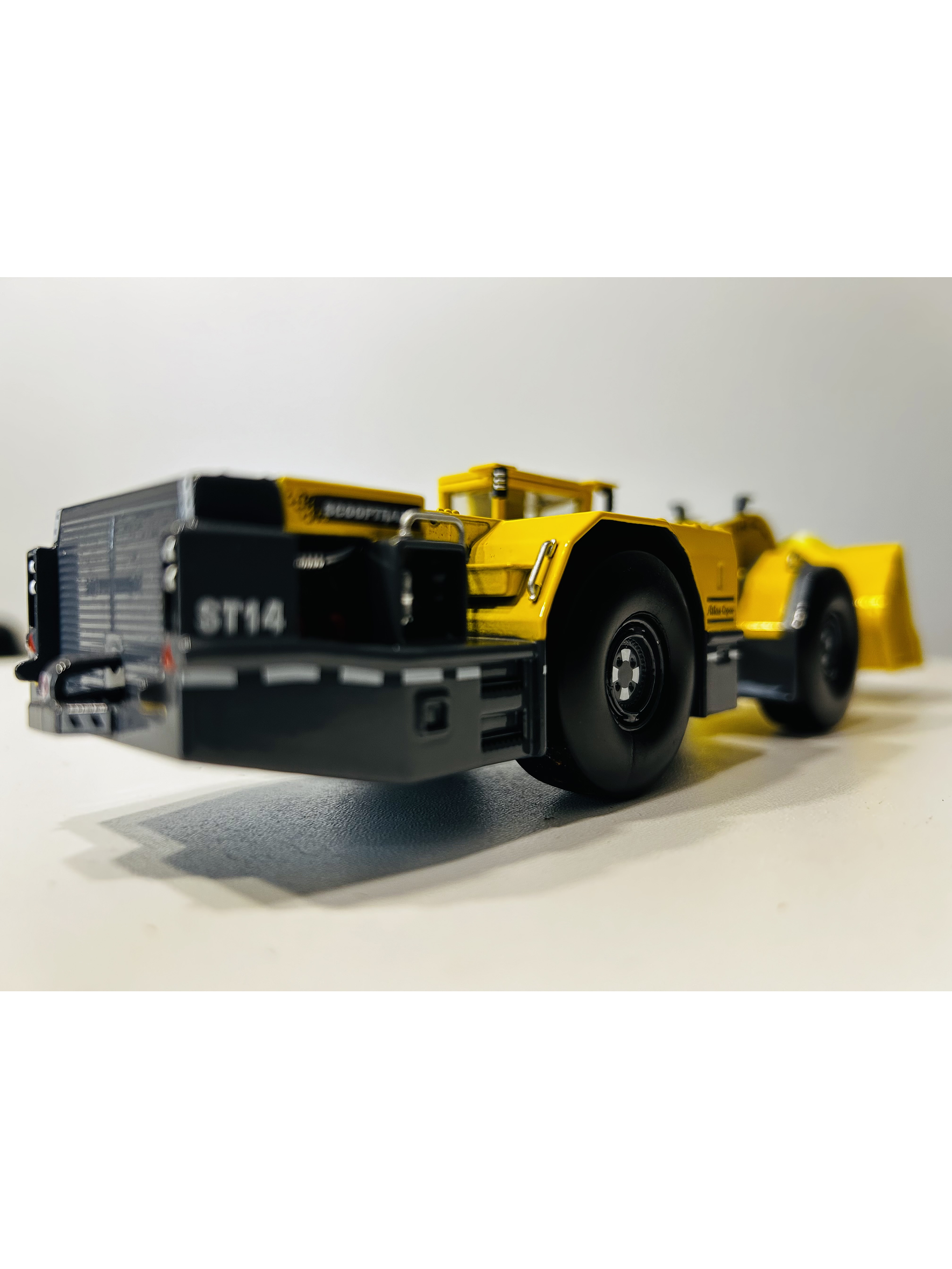 Scooptram ST14 a Escala 1:50 de Atlas Copco | Maquinaria Pesada Minería en Metal. Coleccionable 7