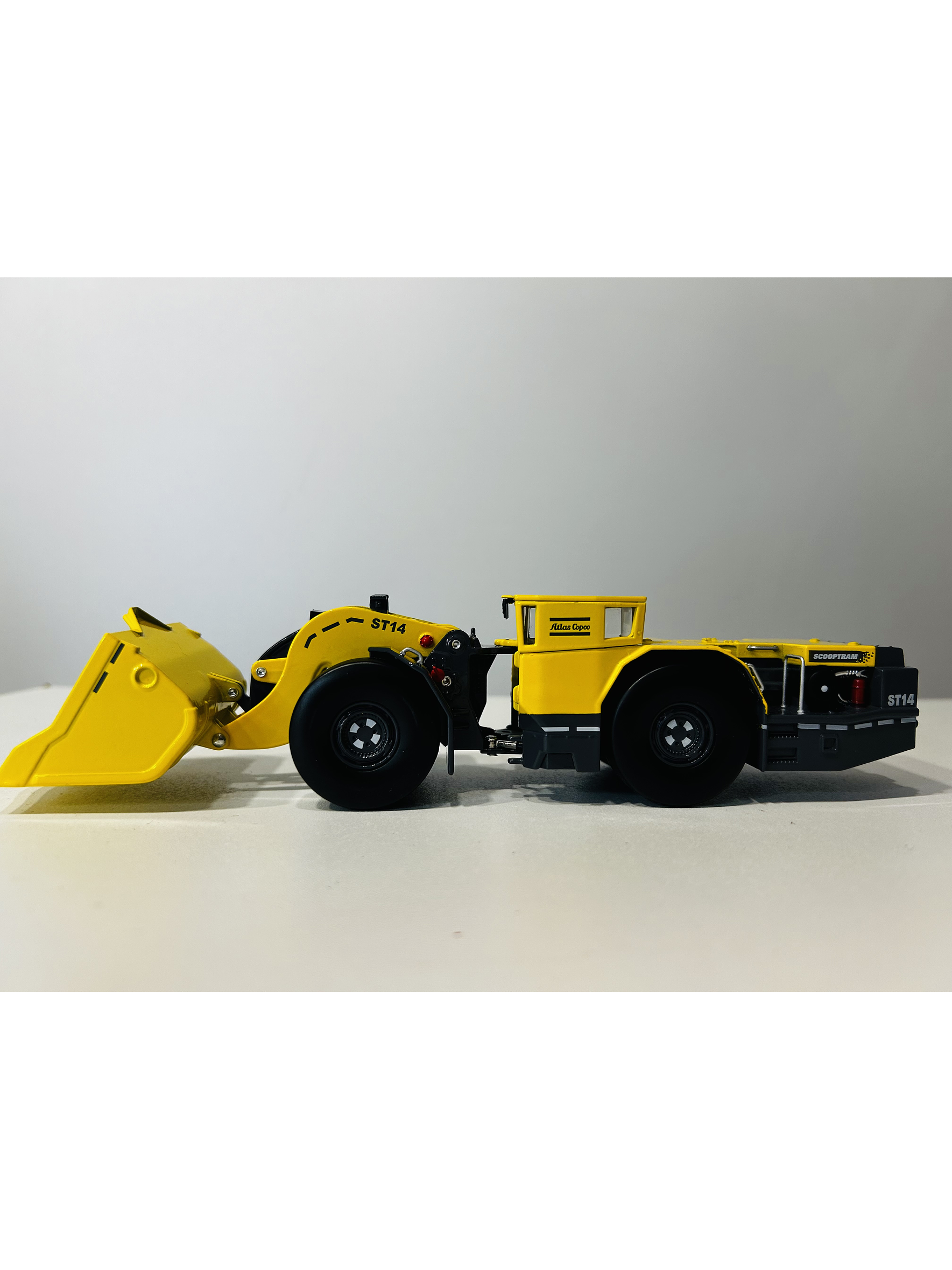 Scooptram ST14 a Escala 1:50 de Atlas Copco | Maquinaria Pesada Minería en Metal. Coleccionable 5