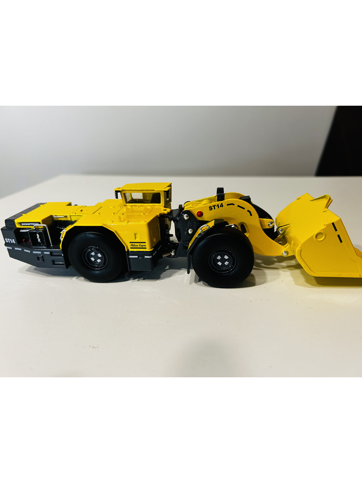 Scooptram ST14 a Escala 1:50 de Atlas Copco | Maquinaria Pesada Minería en Metal. Coleccionable 8