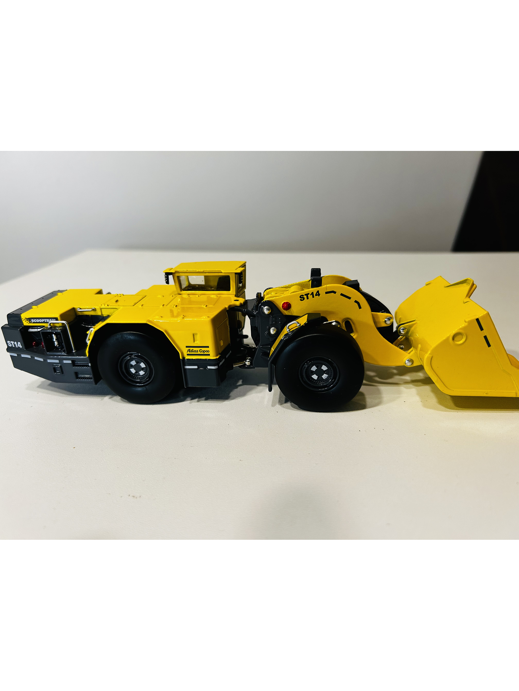 Scooptram ST14 a Escala 1:50 de Atlas Copco | Maquinaria Pesada Minería en Metal. Coleccionable 8