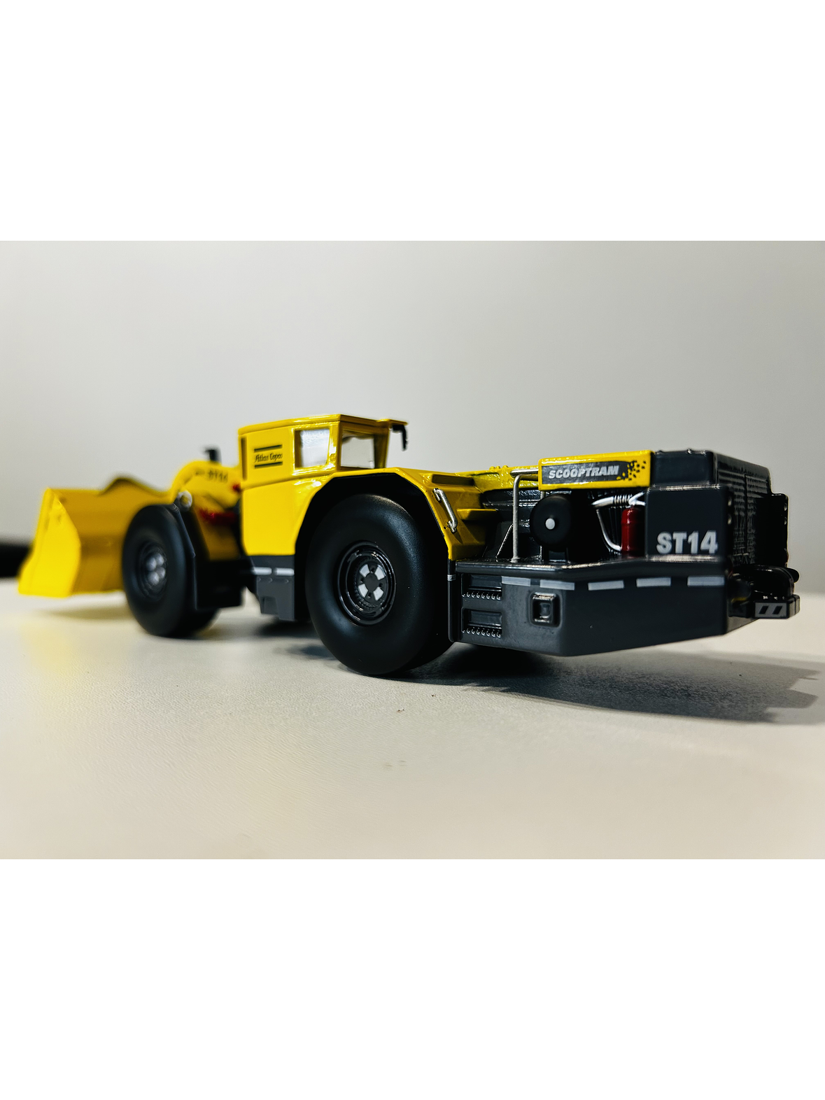 Scooptram ST14 a Escala 1:50 de Atlas Copco | Maquinaria Pesada Minería en Metal. Coleccionable 9