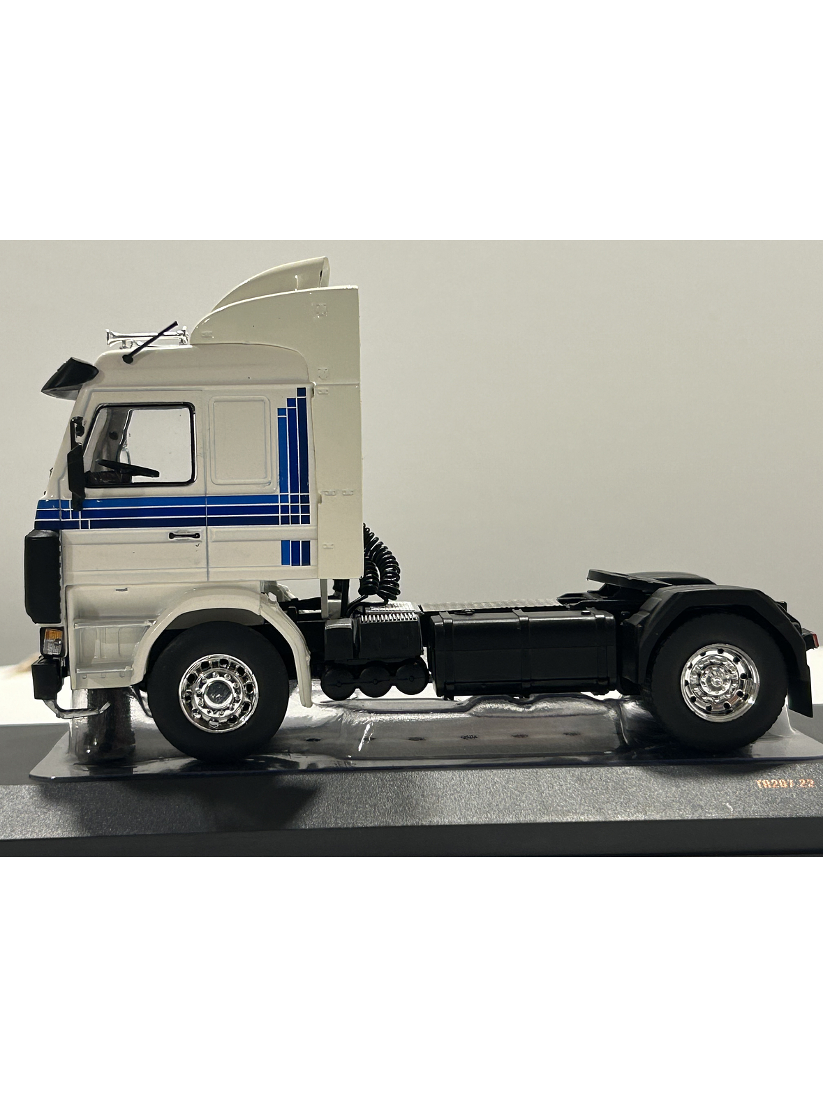 Camión Scania 142M Año 1987 – Ixo Models Escala 1:43 | Réplica Coleccionable de Alta Precisión 9