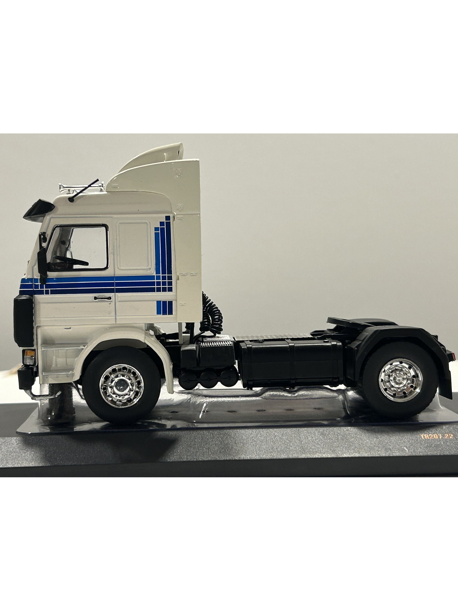 Camión Scania 142M Año 1987 – Ixo Models Escala 1:43 | Réplica Coleccionable de Alta Precisión 9