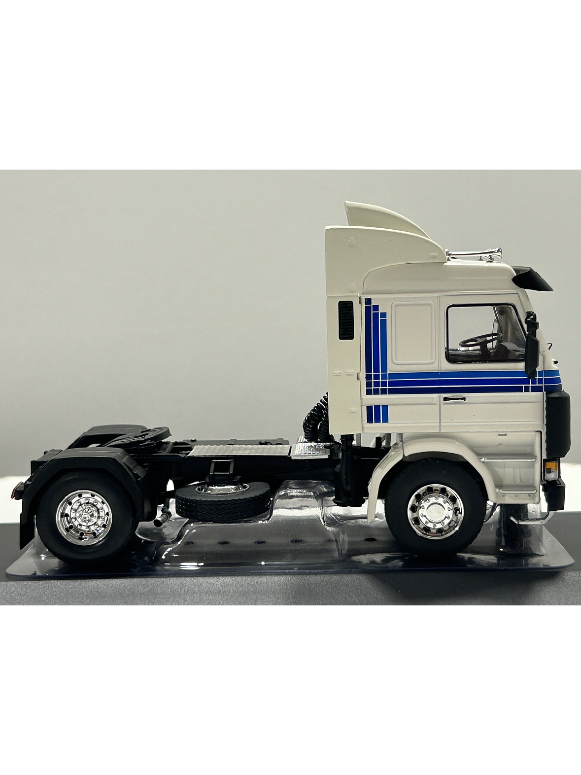 Camión Scania 142M Año 1987 – Ixo Models Escala 1:43 | Réplica Coleccionable de Alta Precisión 5