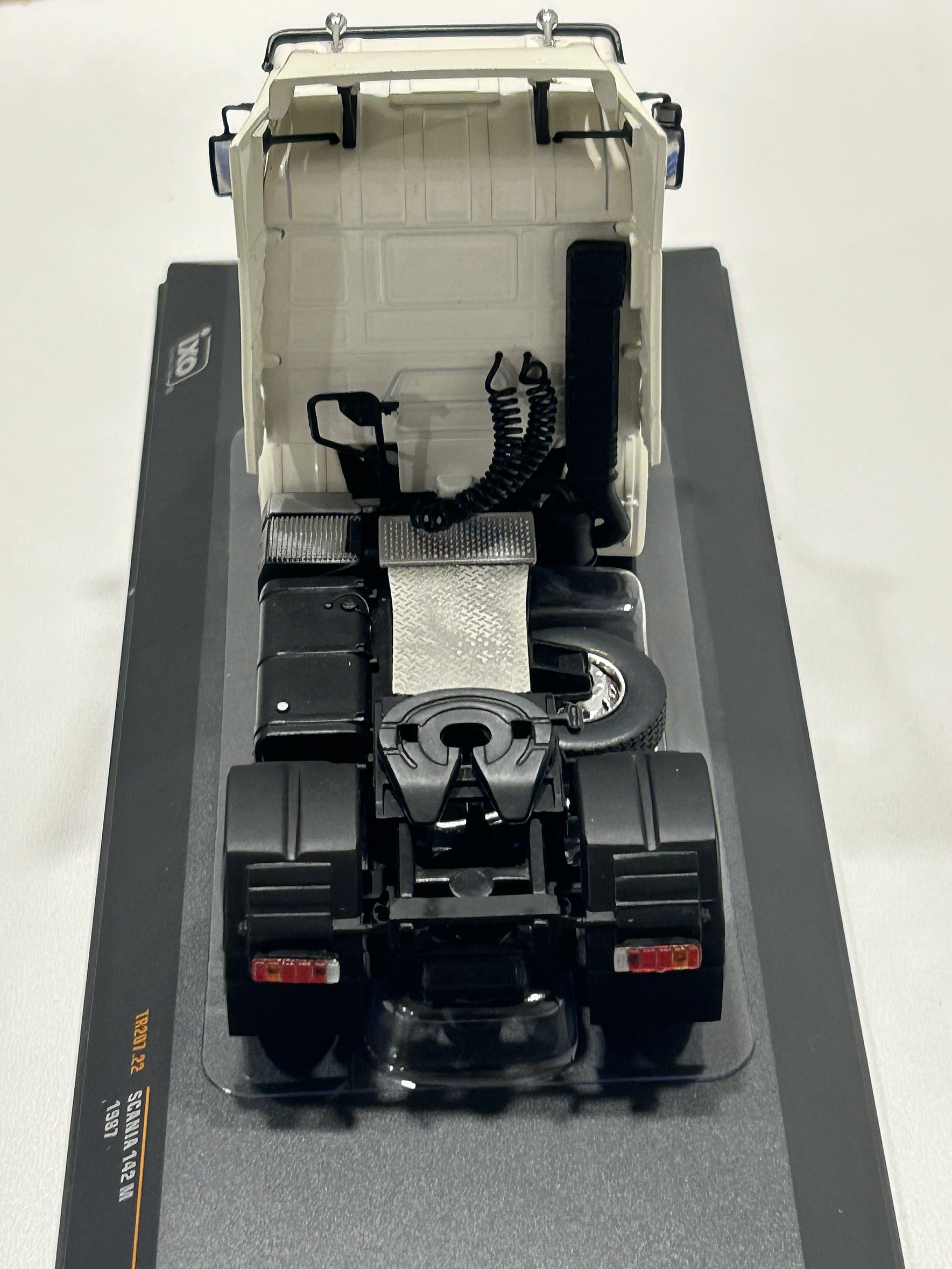 Camión Scania 142M Año 1987 – Ixo Models Escala 1:43 | Réplica Coleccionable de Alta Precisión 7