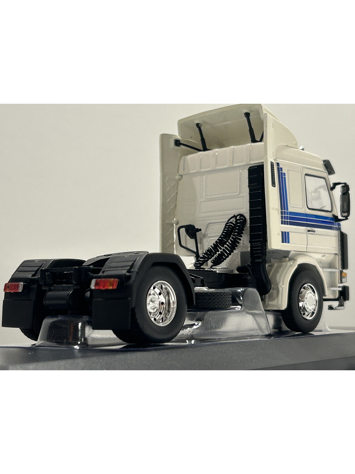 Camión Scania 142M Año 1987 – Ixo Models Escala 1:43 | Réplica Coleccionable de Alta Precisión 6