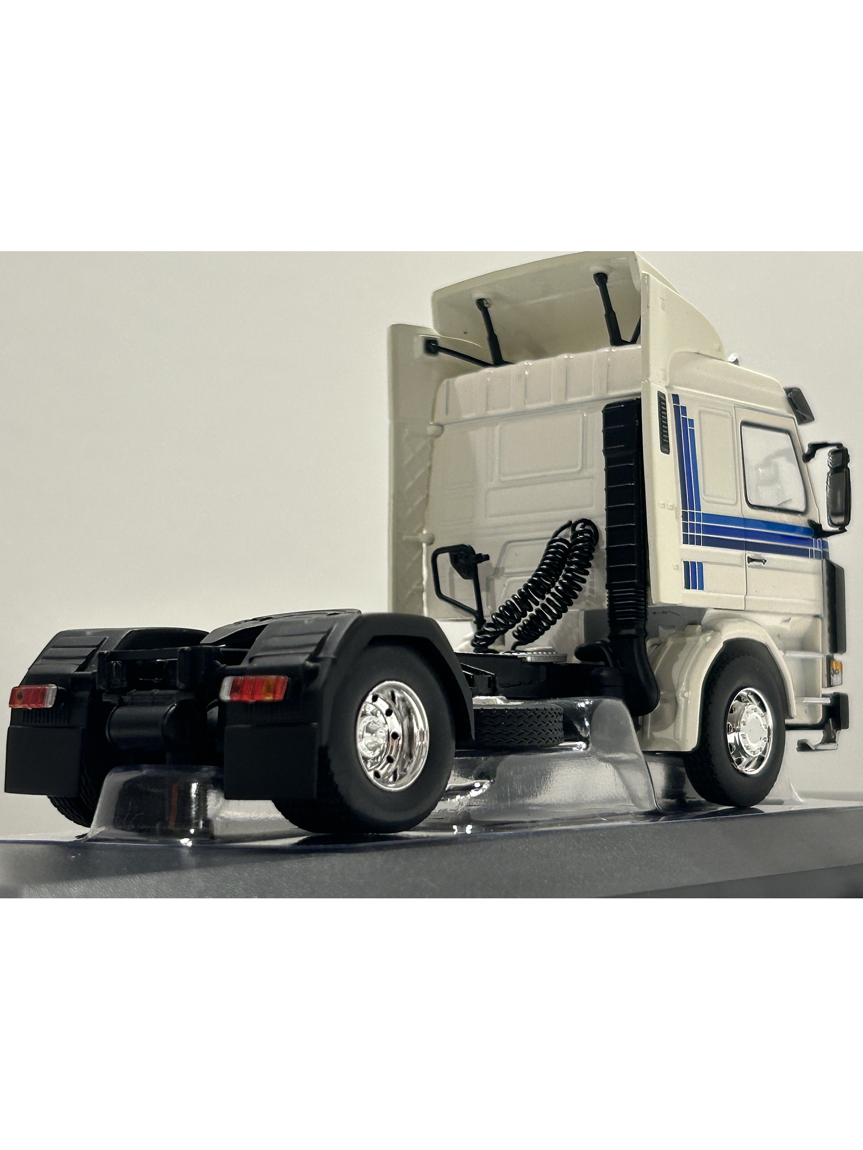 Camión Scania 142M Año 1987 – Ixo Models Escala 1:43 | Réplica Coleccionable de Alta Precisión 6