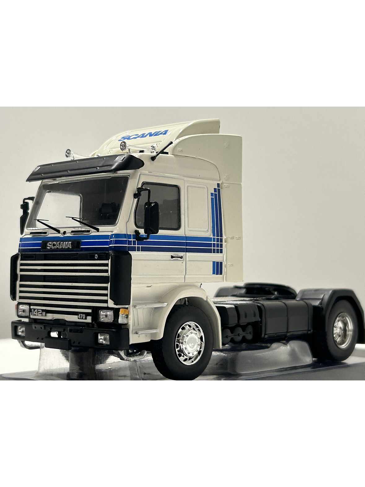 Camión Scania 142M Año 1987 – Ixo Models Escala 1:43 | Réplica Coleccionable de Alta Precisión 2