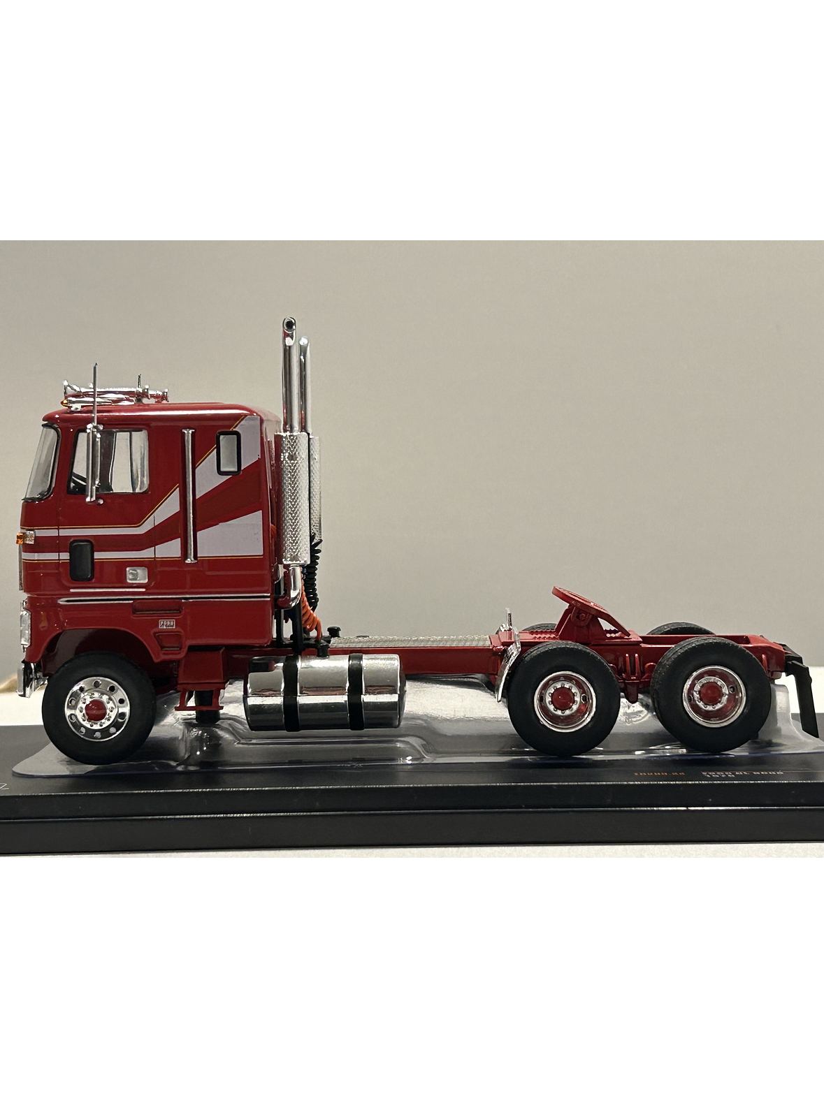 Camión Ford CL 9000 (1976) a Escala 1:43 | Modelo Ixo models. Coleccionable, en Metal Detallado 9