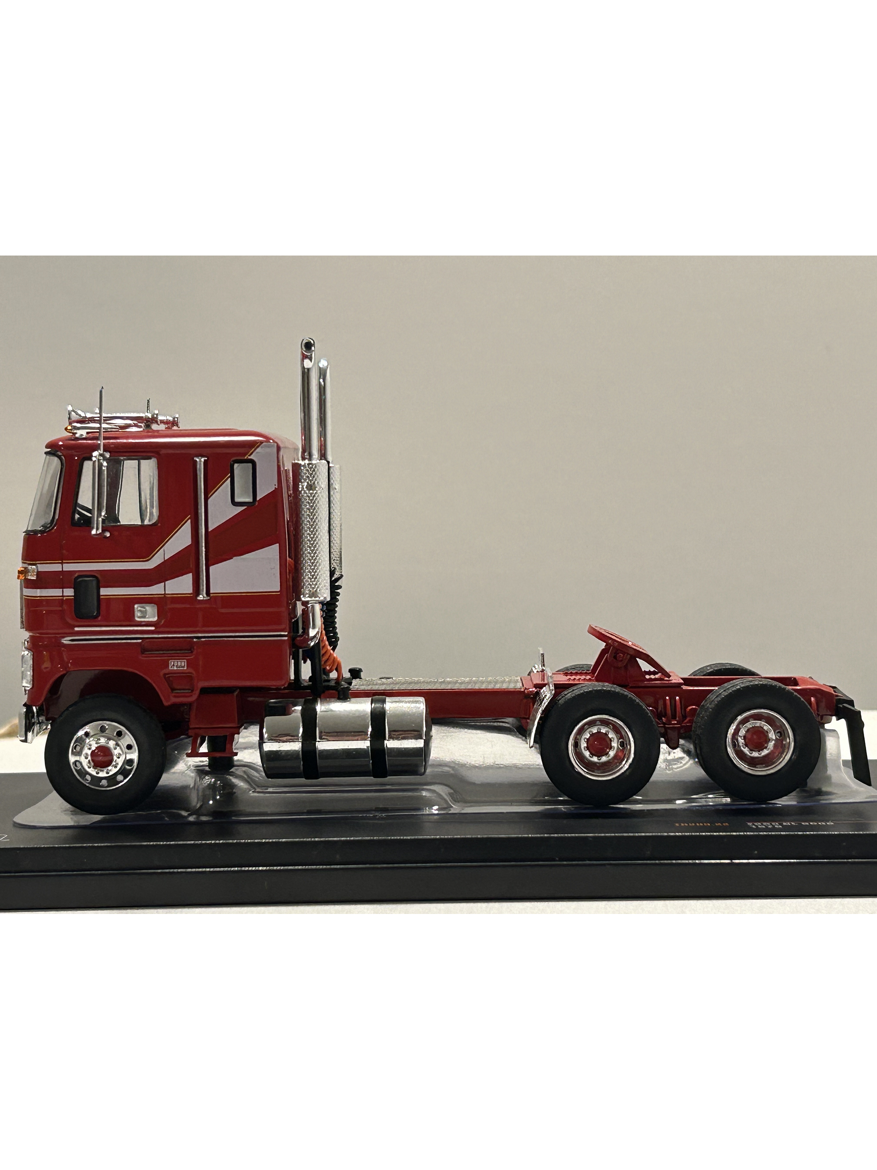 Camión Ford CL 9000 (1976) a Escala 1:43 | Modelo Ixo models. Coleccionable, en Metal Detallado 9