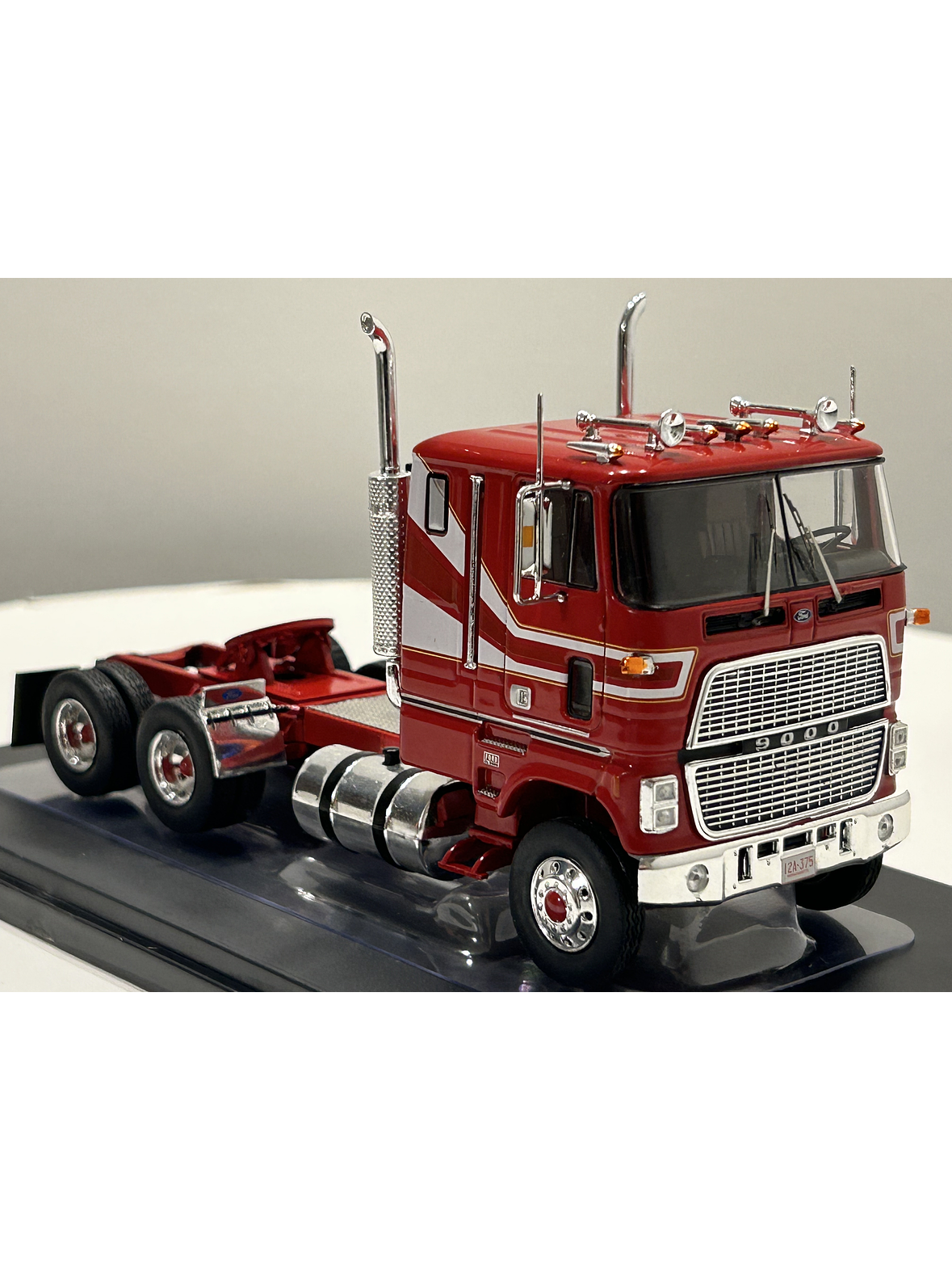 Camión Ford CL 9000 (1976) a Escala 1:43 | Modelo Ixo models. Coleccionable, en Metal Detallado 4