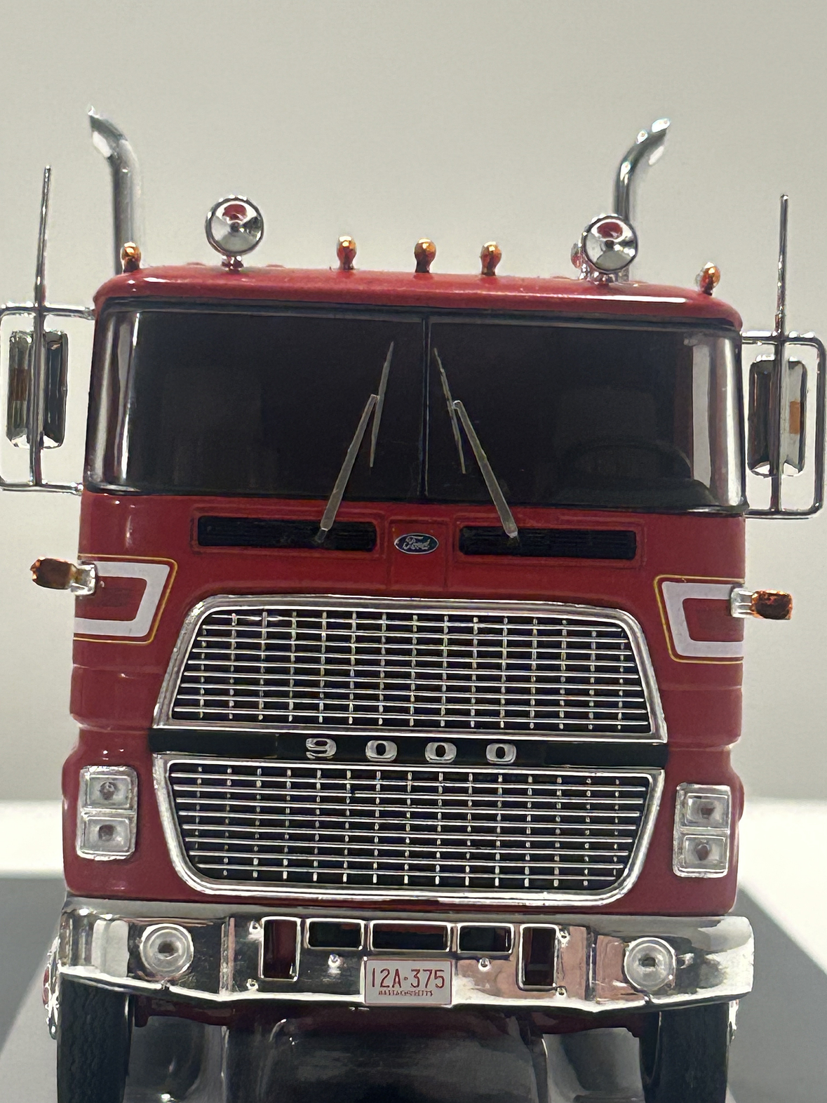 Camión Ford CL 9000 (1976) a Escala 1:43 | Modelo Ixo models. Coleccionable, en Metal Detallado 3