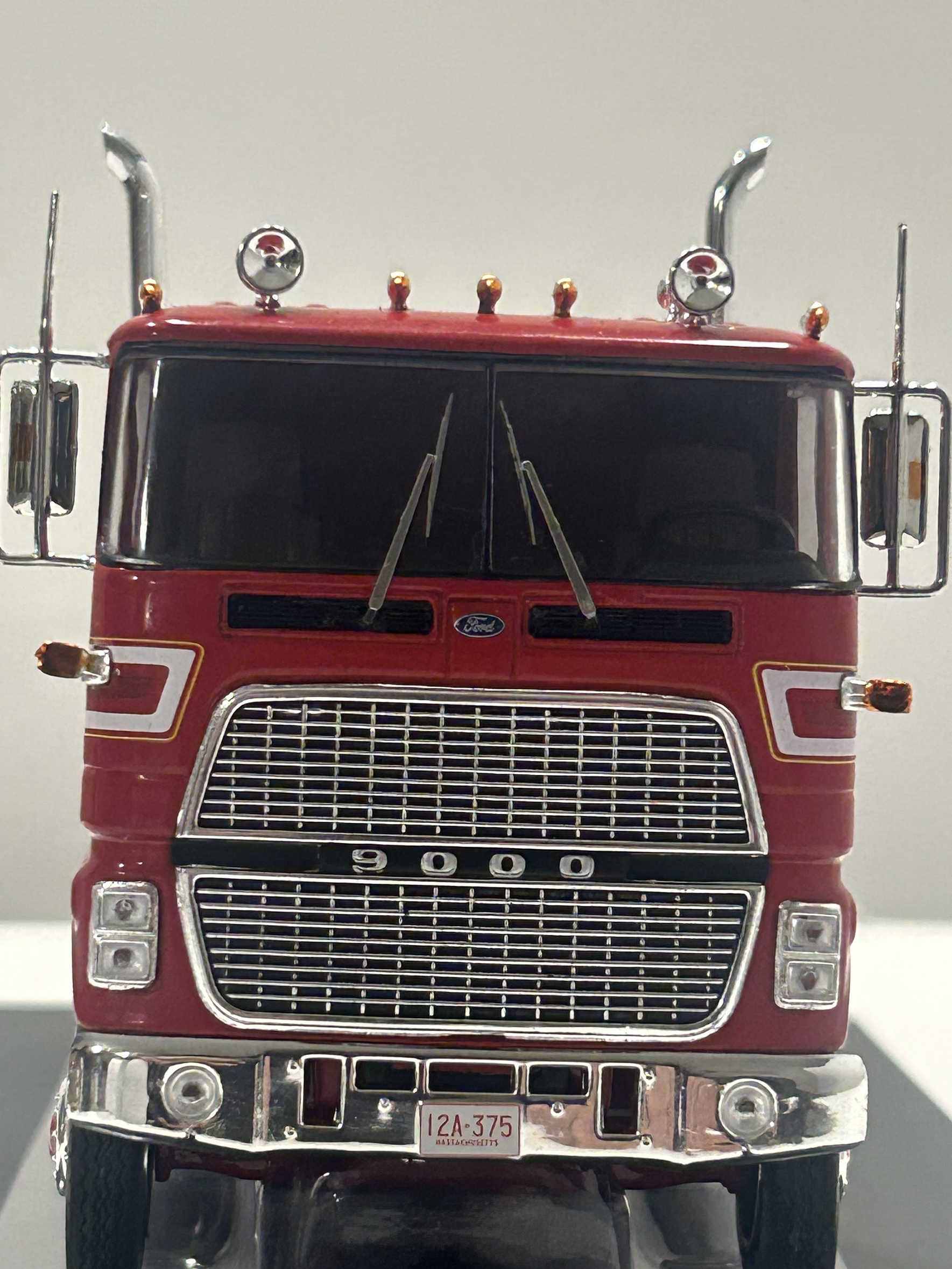 Camión Ford CL 9000 (1976) a Escala 1:43 | Modelo Ixo models. Coleccionable, en Metal Detallado 3