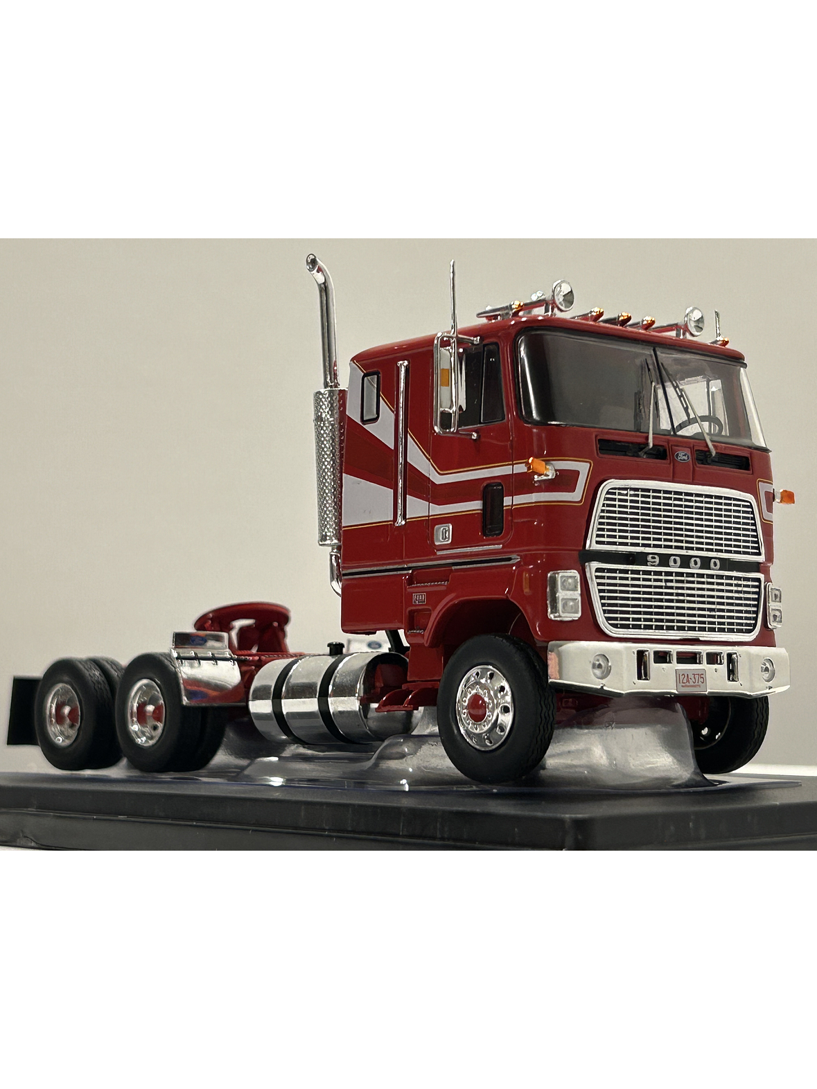 Camión Ford CL 9000 (1976) a Escala 1:43 | Modelo Ixo models. Coleccionable, en Metal Detallado 10