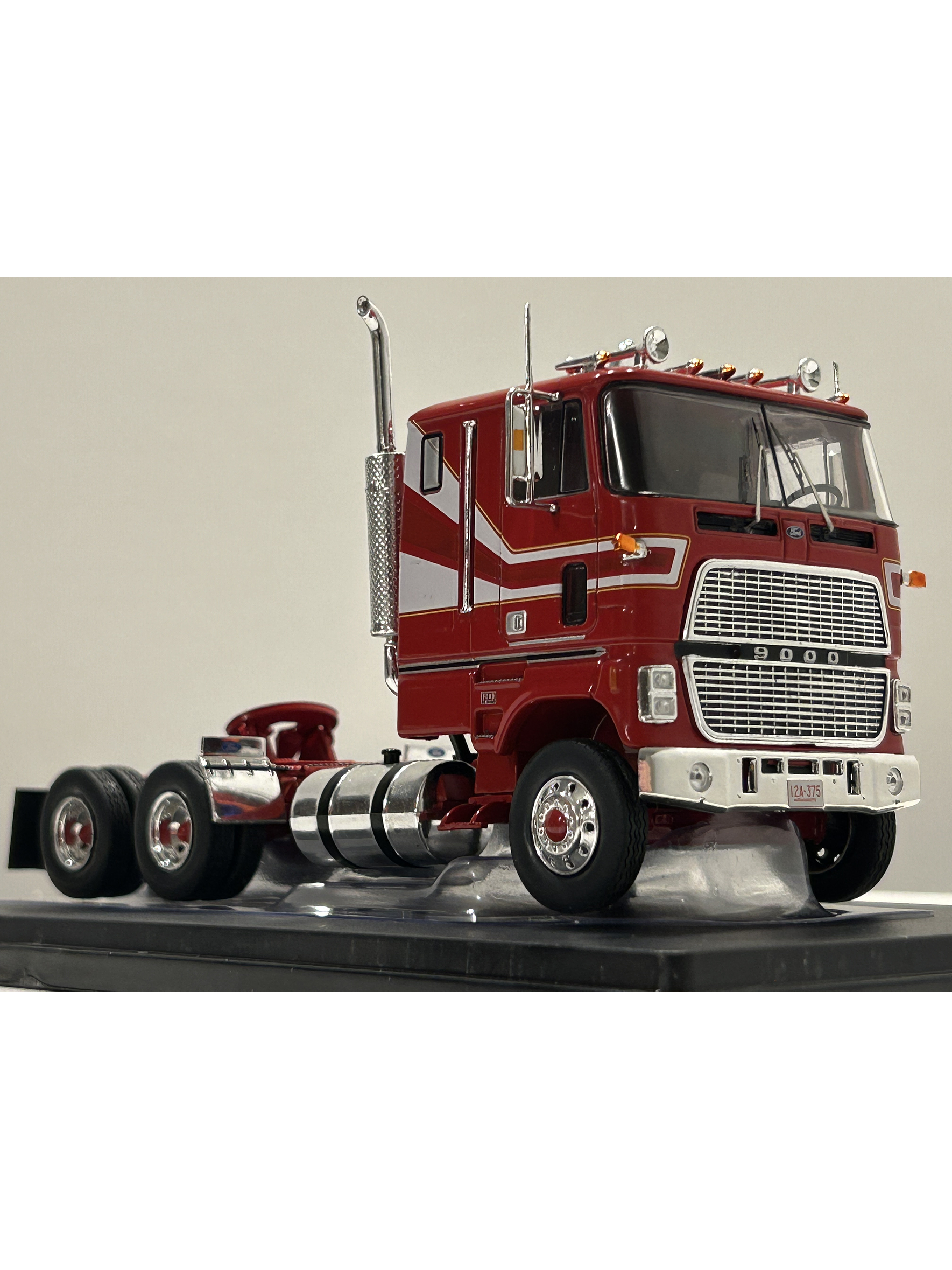 Camión Ford CL 9000 (1976) a Escala 1:43 | Modelo Ixo models. Coleccionable, en Metal Detallado 10