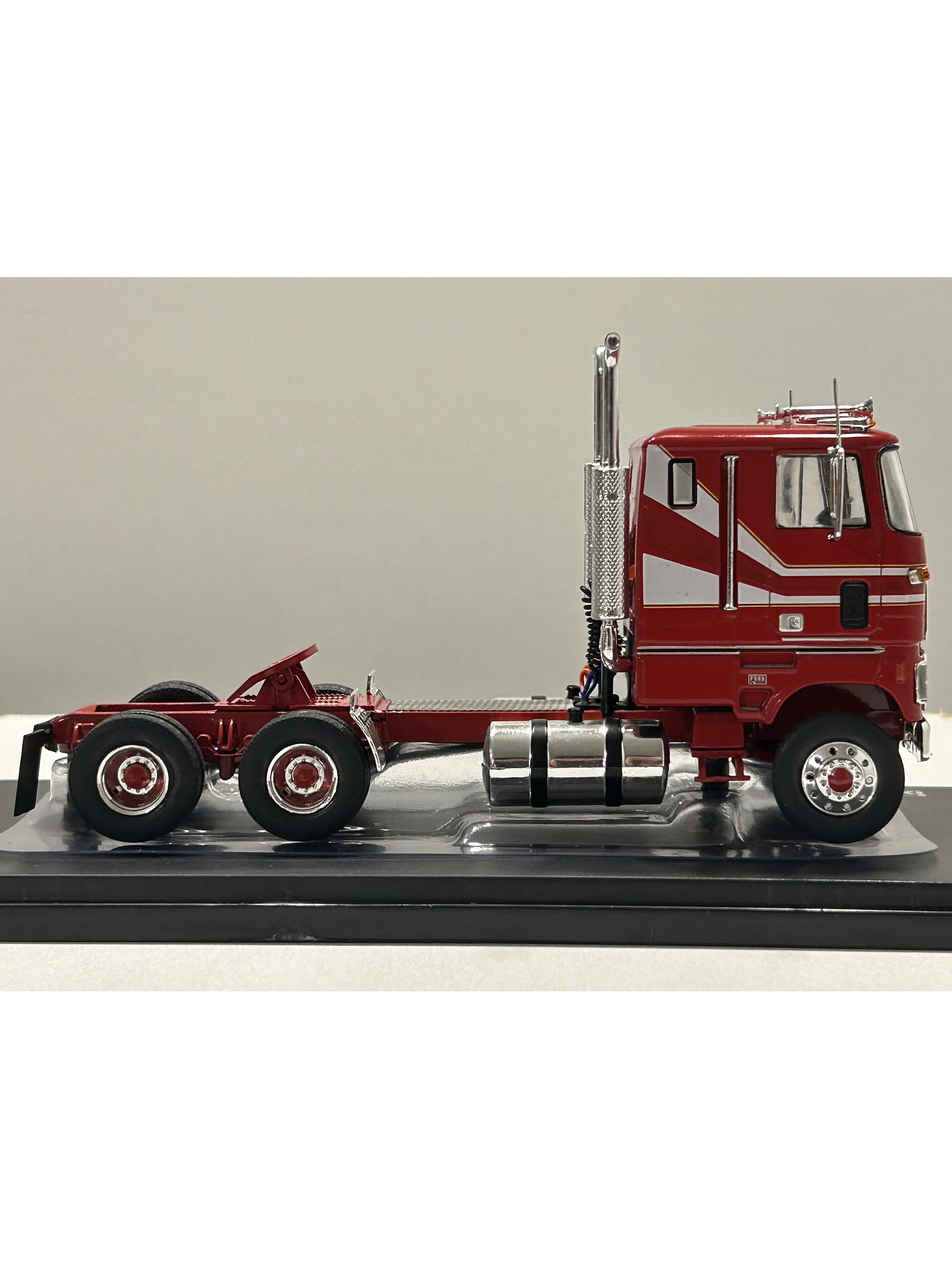 Camión Ford CL 9000 (1976) a Escala 1:43 | Modelo Ixo models. Coleccionable, en Metal Detallado 5