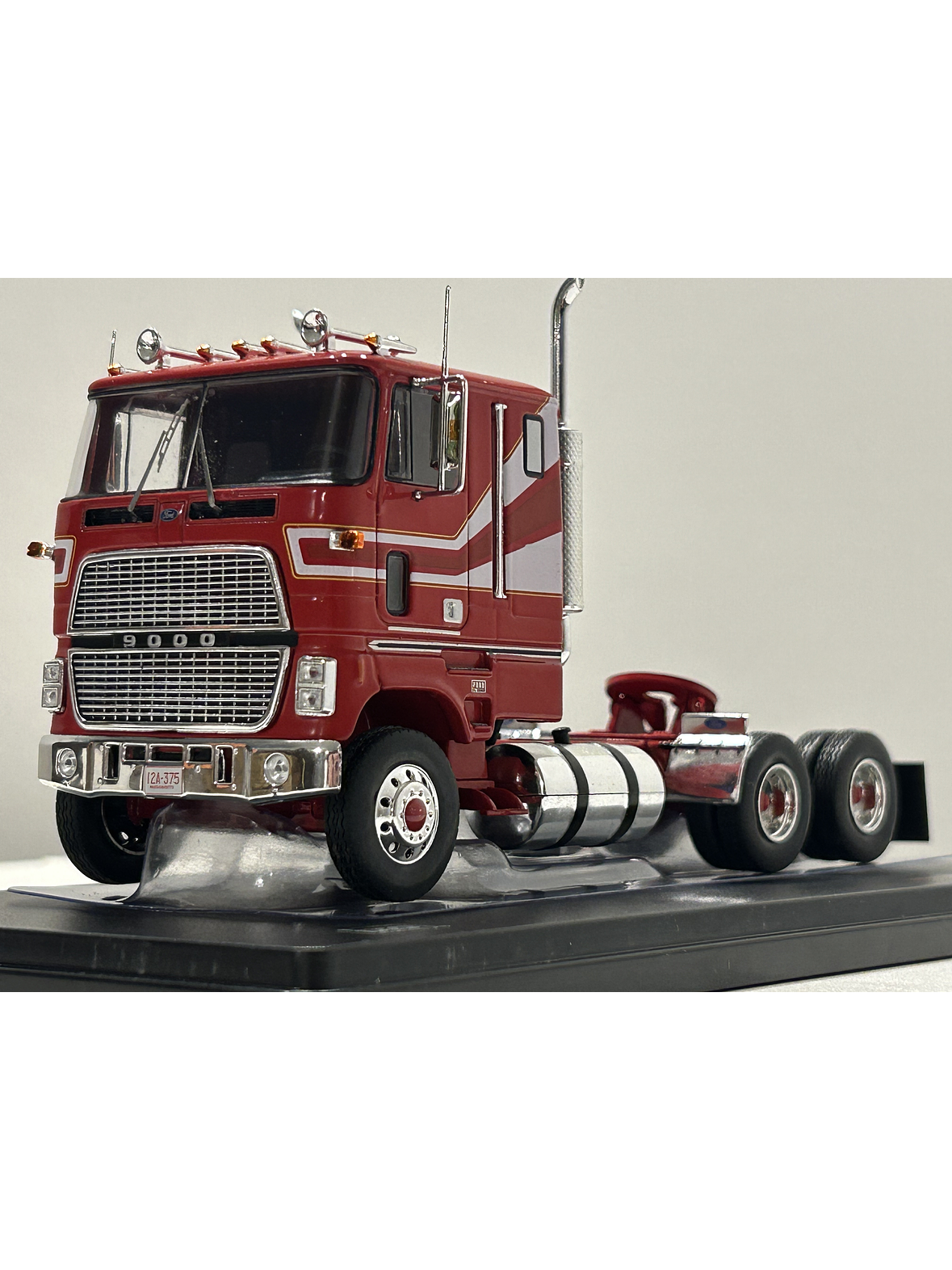 Camión Ford CL 9000 (1976) a Escala 1:43 | Modelo Ixo models. Coleccionable, en Metal Detallado 2