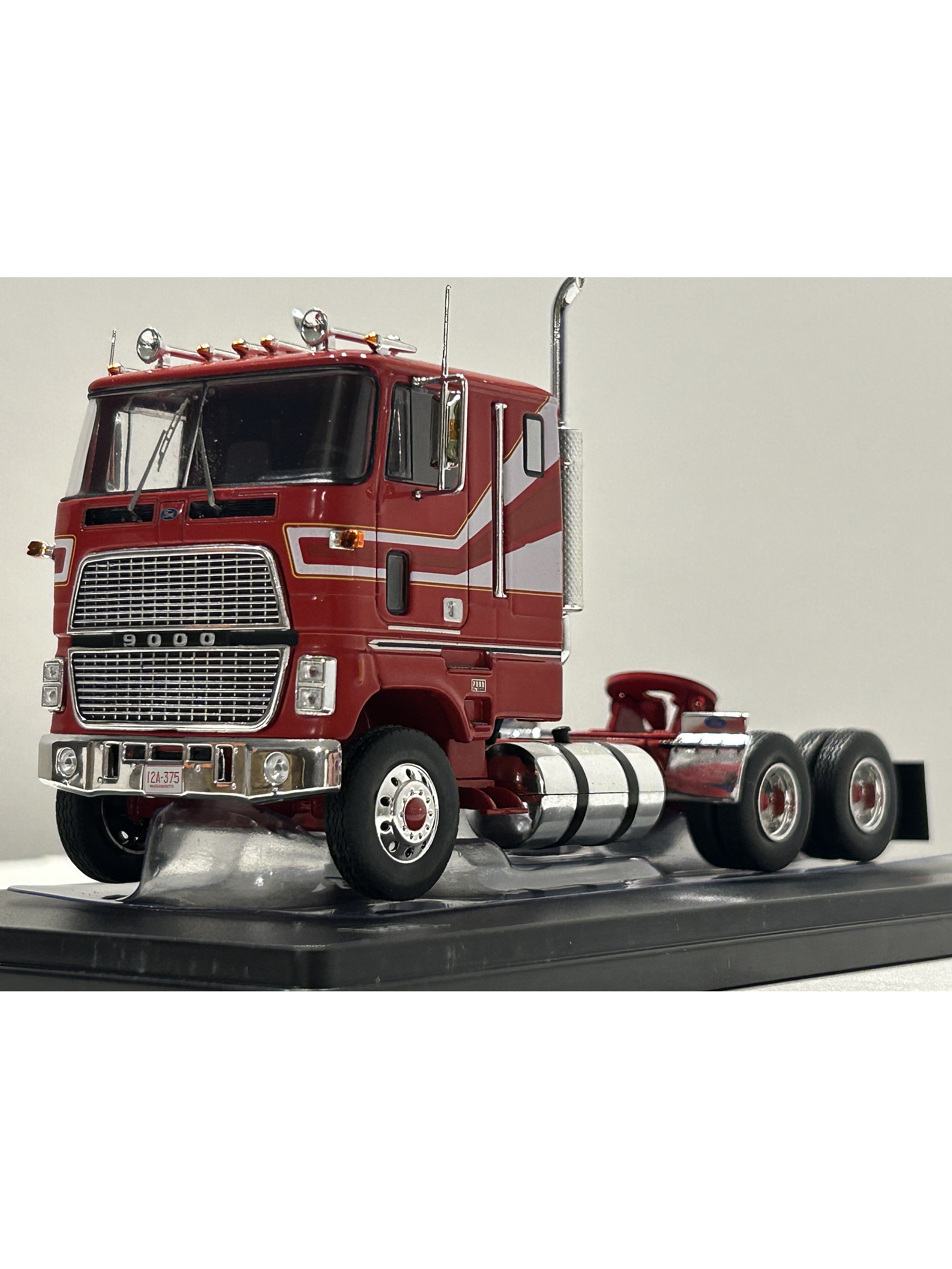 Camión Ford CL 9000 (1976) a Escala 1:43 | Modelo Ixo models. Coleccionable, en Metal Detallado 2