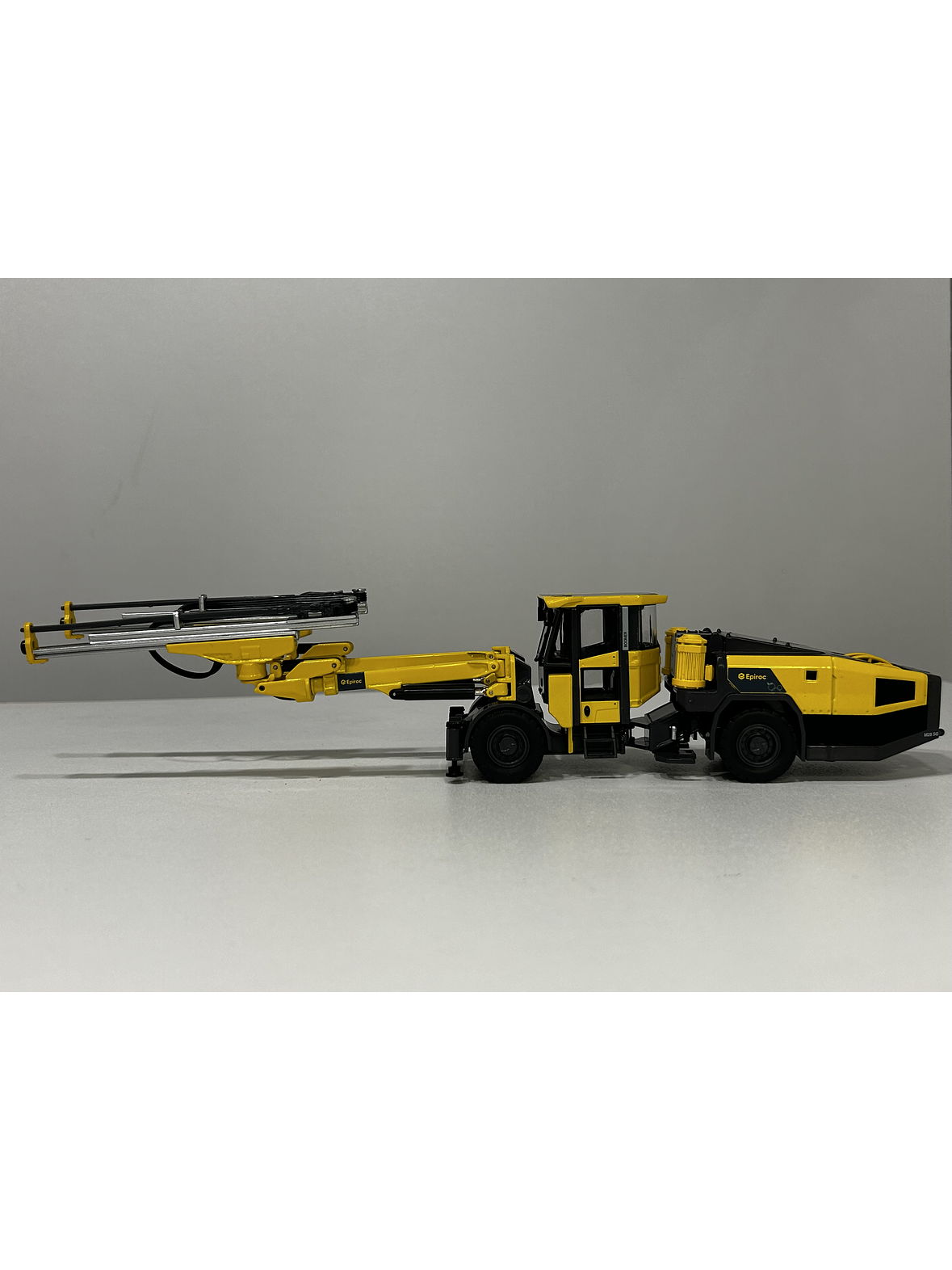 Jumbo Boomer M20 SG Epiroc. Escala 1:50 | Equipo Minería Subterránea en Metal Coleccionable (Die-cast)  4