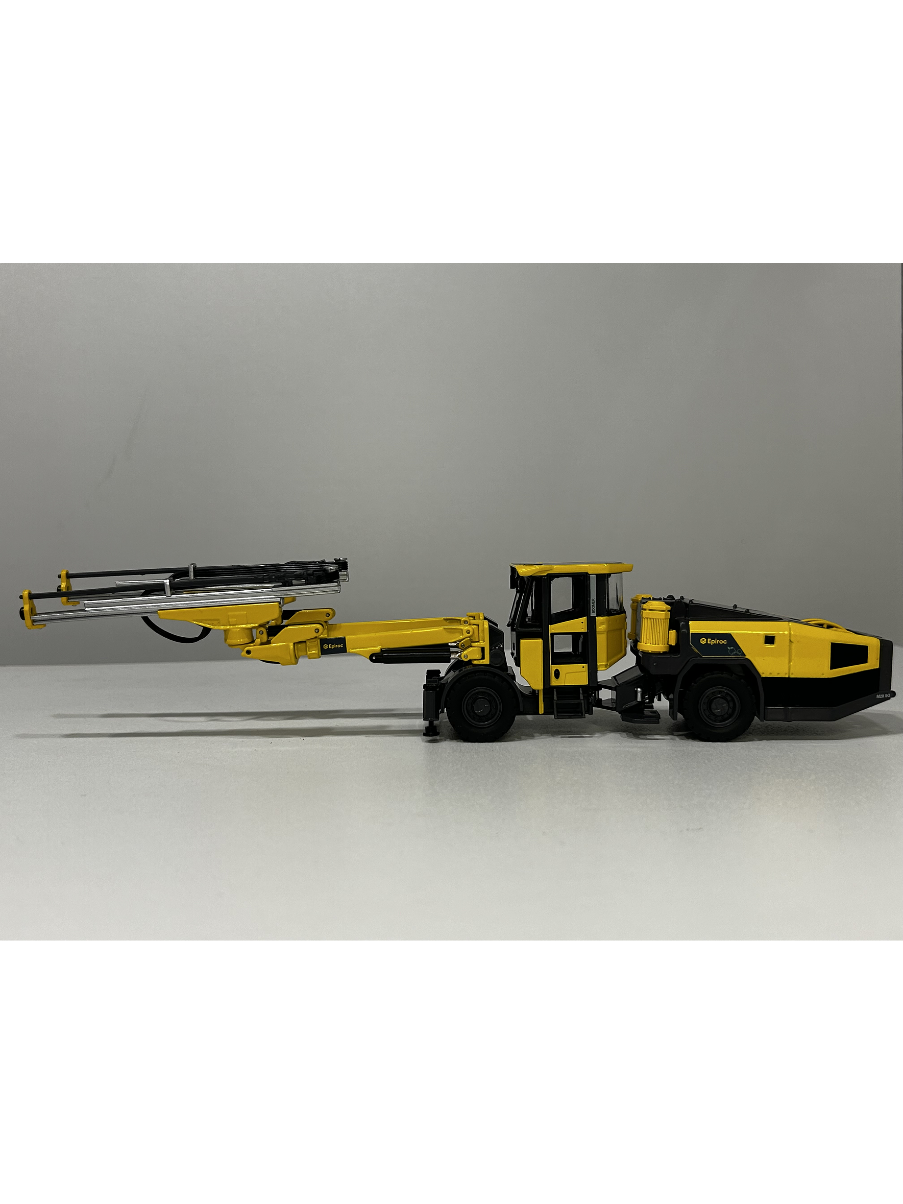Jumbo Boomer M20 SG Epiroc. Escala 1:50 | Equipo Minería Subterránea en Metal Coleccionable (Die-cast)  4