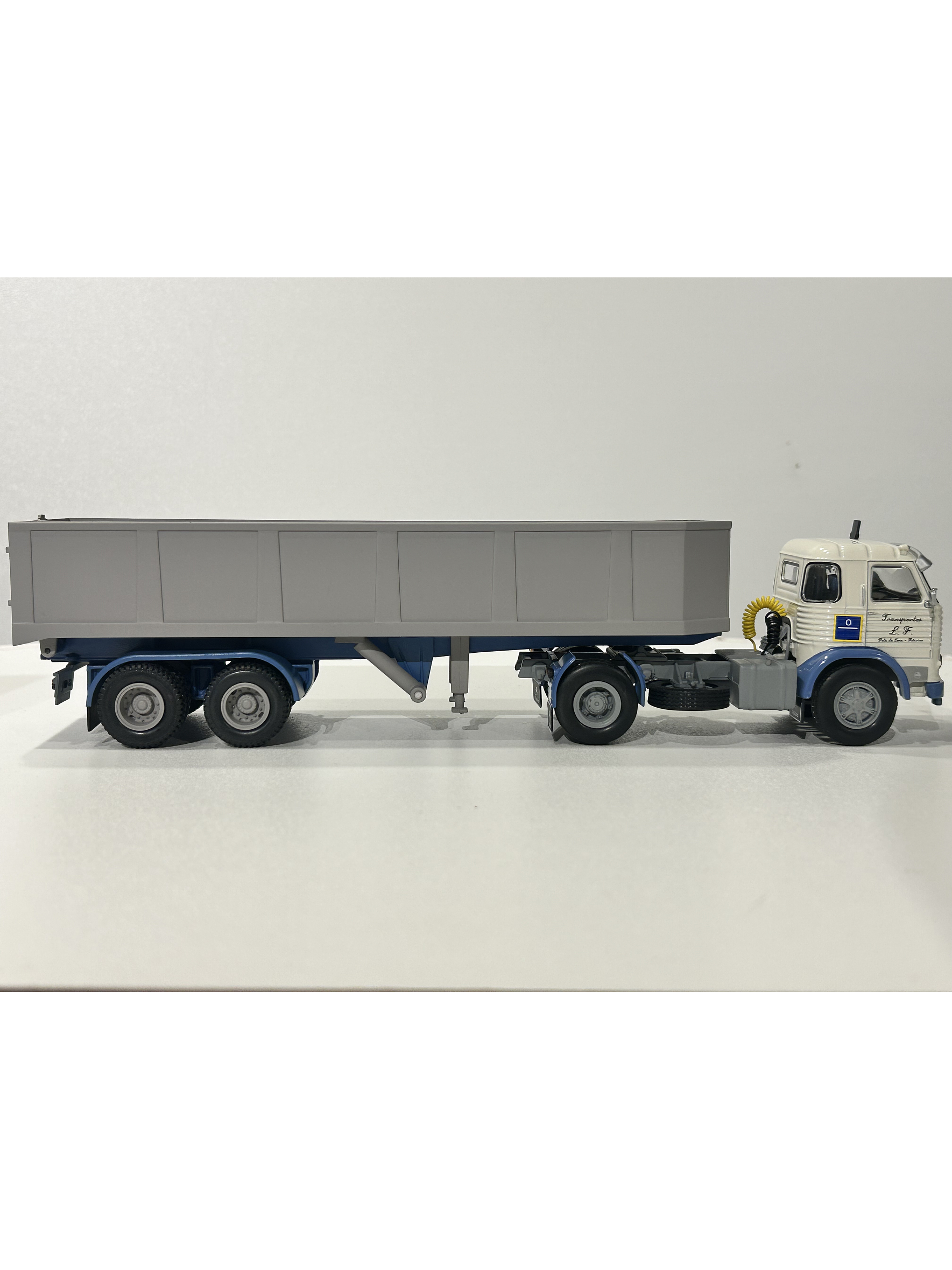 Pegaso 2020 B (1973) “Transportes L. Fidalgo” Tolva | Escala 1:43 Salvat/IXO Die-cast 7