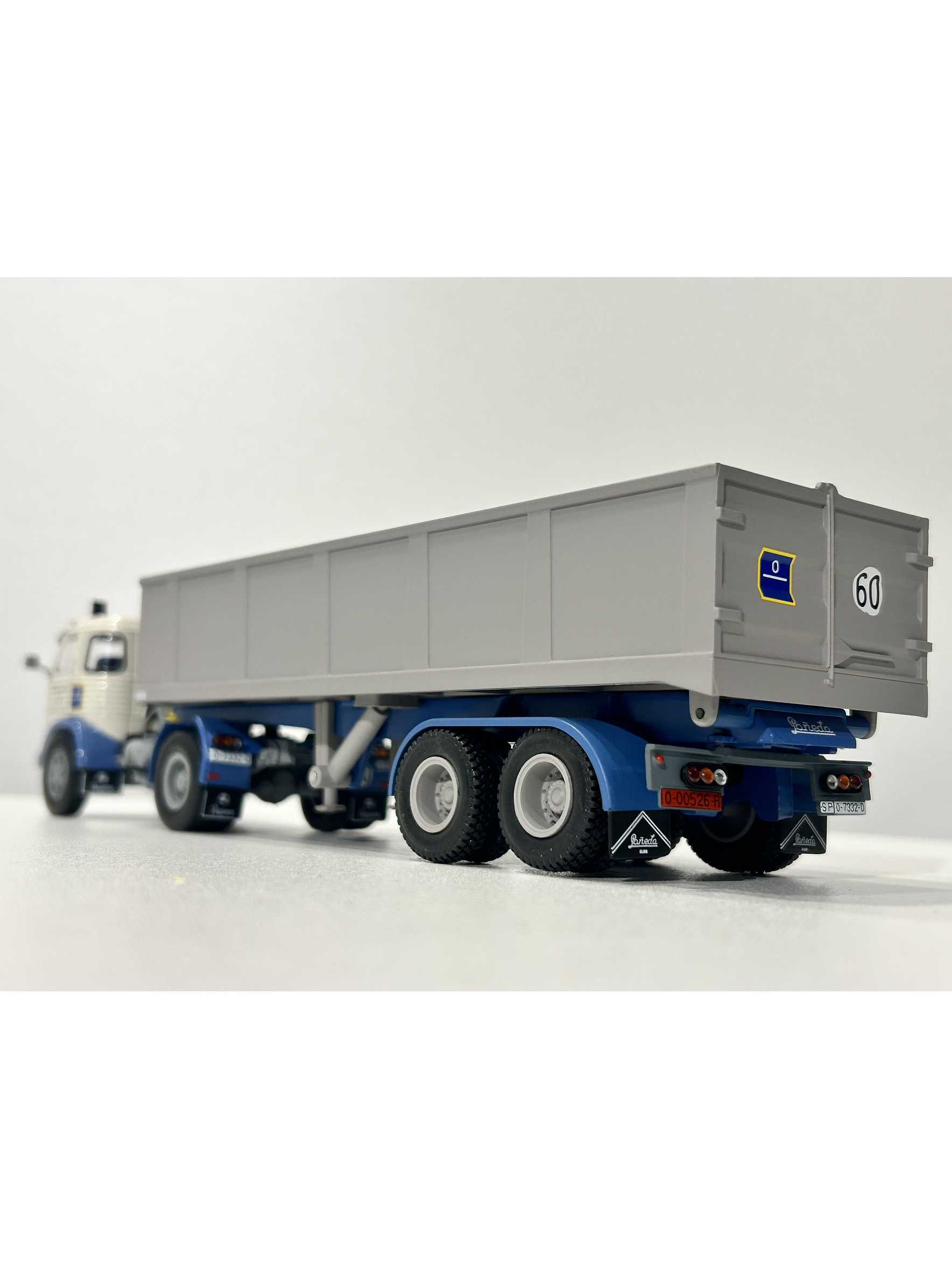 Pegaso 2020 B (1973) “Transportes L. Fidalgo” Tolva | Escala 1:43 Salvat/IXO Die-cast 9