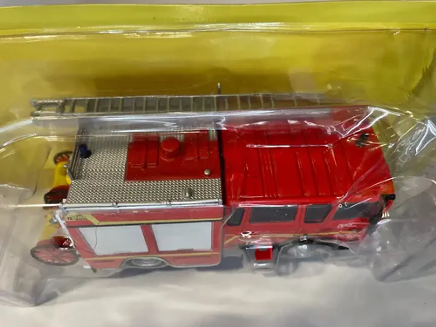 Camión de Bomberos Renault VI Midliner S180 | Edicola 1:43 7