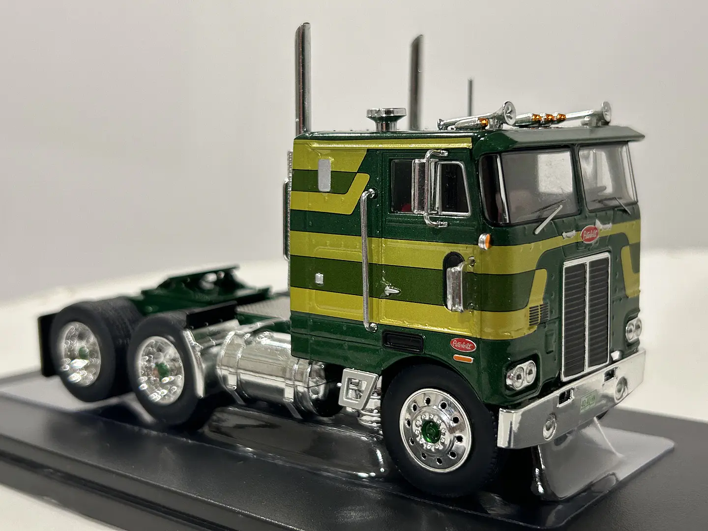 Camión Peterbilt 352 