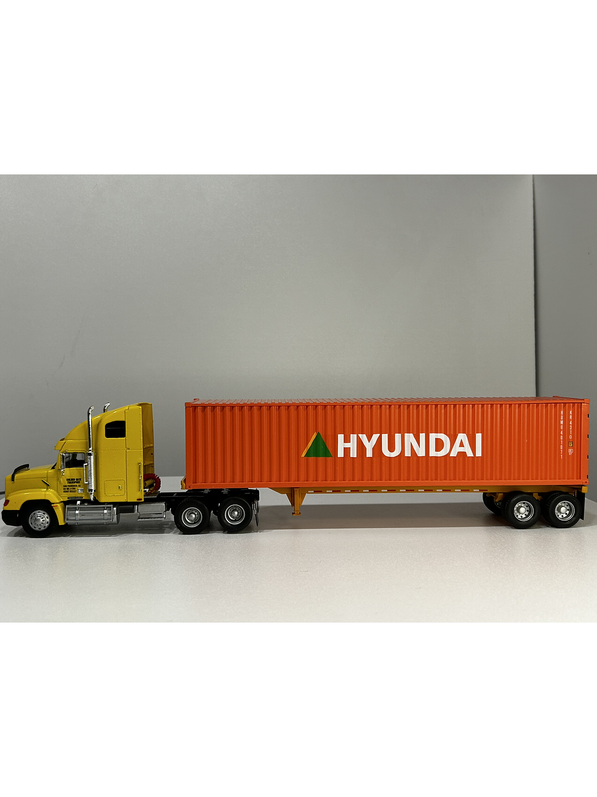 Camión Freightliner FLD 112 (1993) con Contenedor Hyundai – Escala 1:43. Colección Camiones Americanos 12