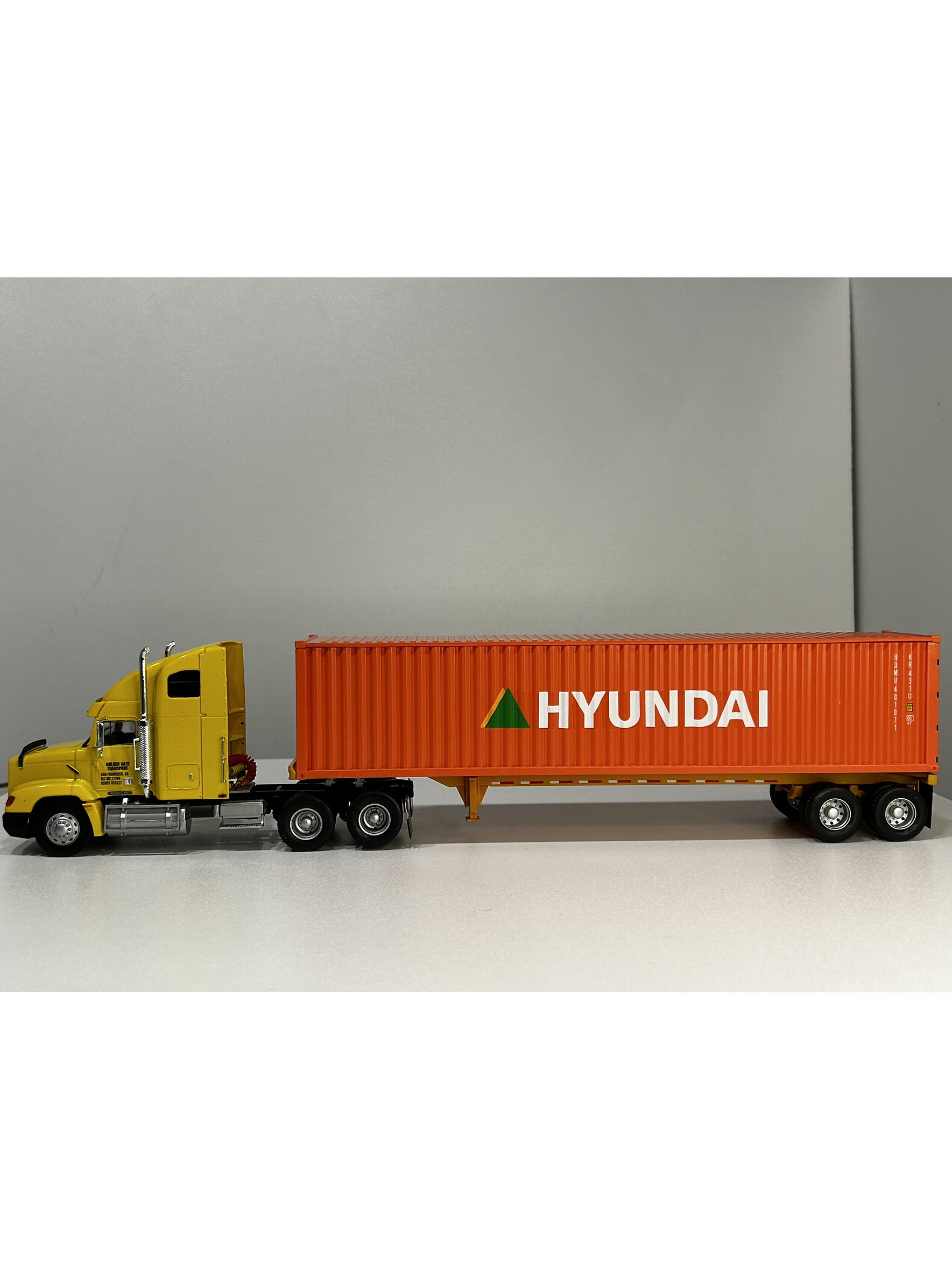 Camión Freightliner FLD 112 (1993) con Contenedor Hyundai – Escala 1:43. Colección Camiones Americanos 12