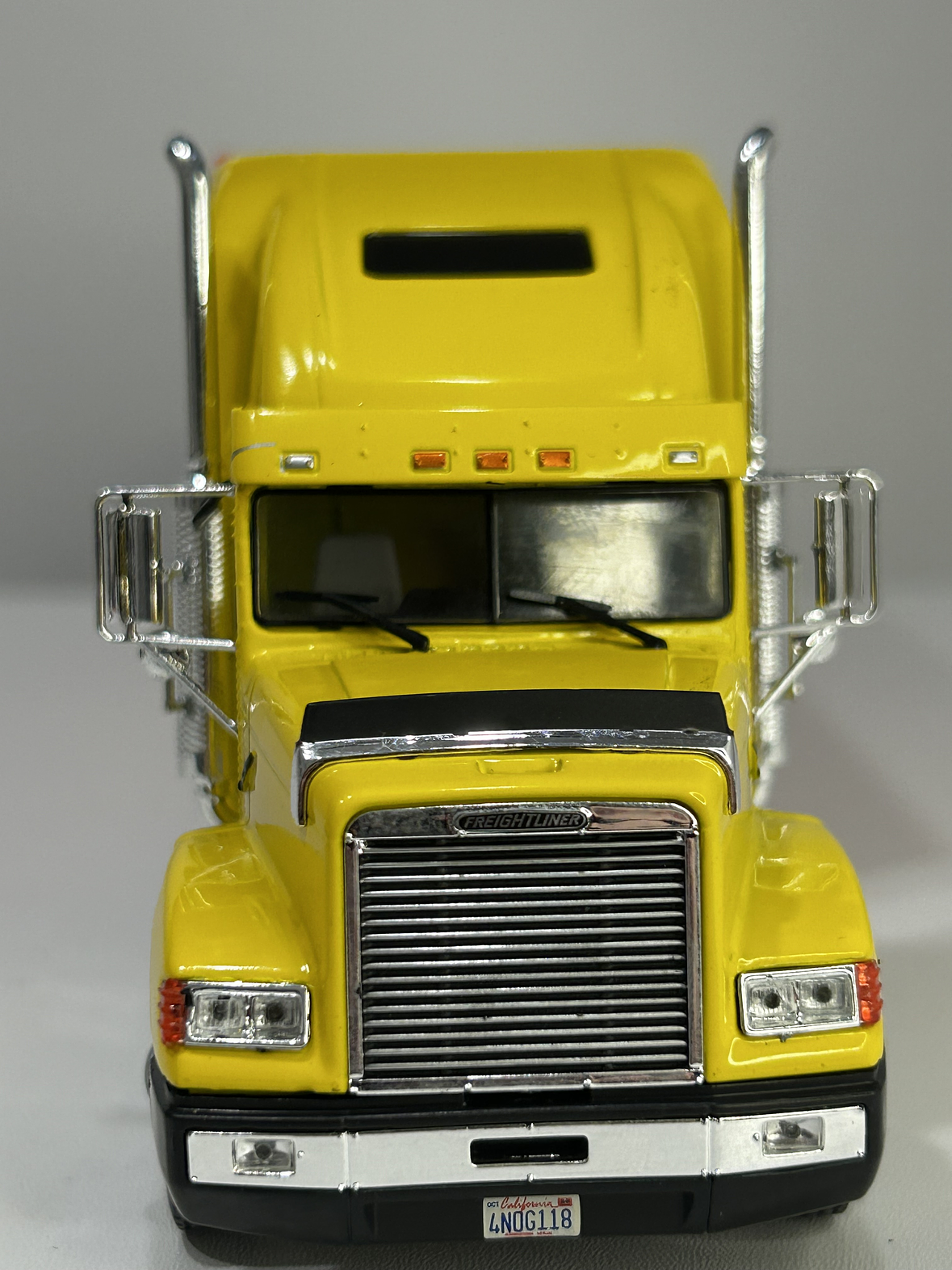 Camión Freightliner FLD 112 (1993) con Contenedor Hyundai – Escala 1:43. Colección Camiones Americanos 4