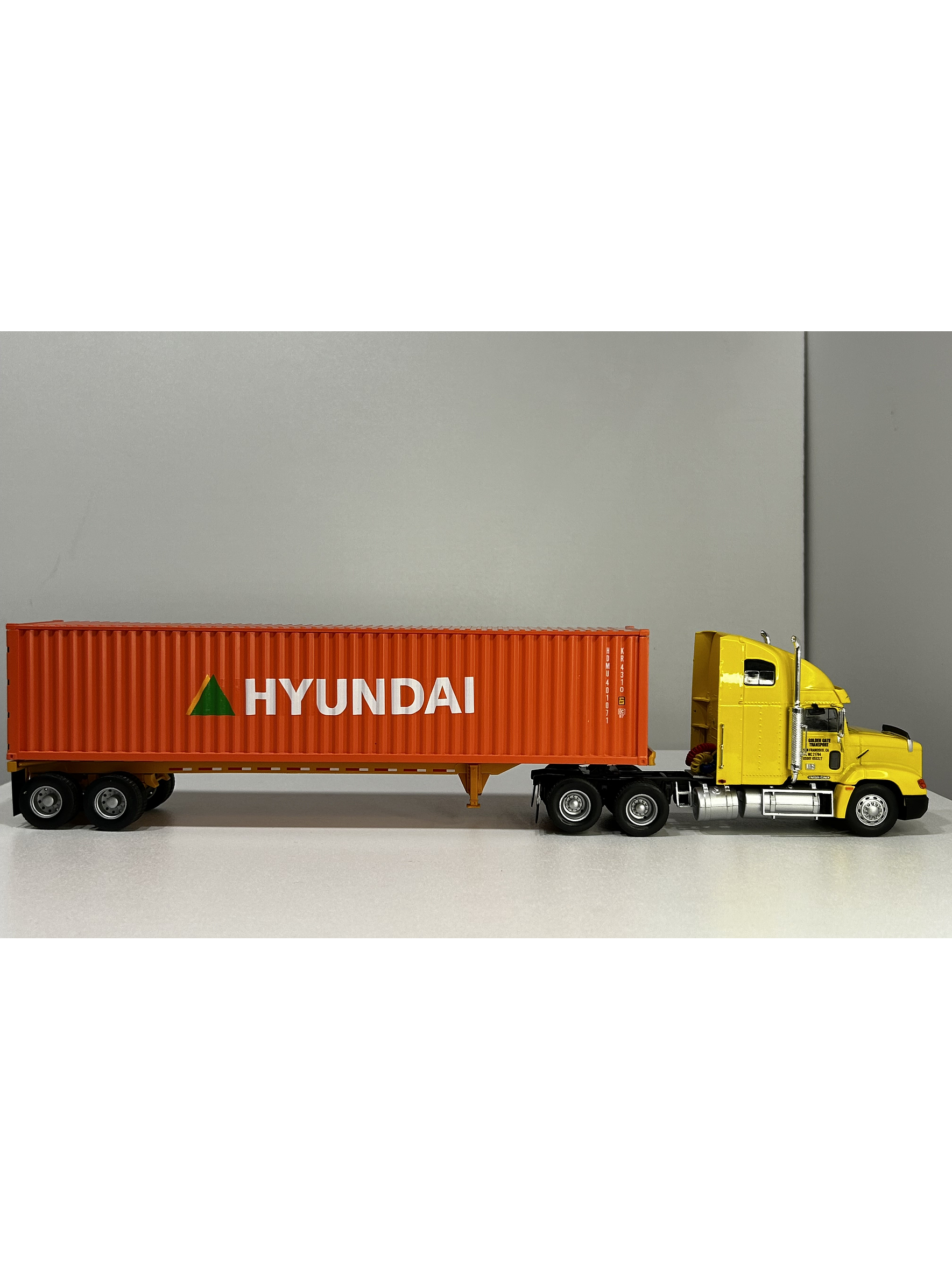 Camión Freightliner FLD 112 (1993) con Contenedor Hyundai – Escala 1:43. Colección Camiones Americanos 8