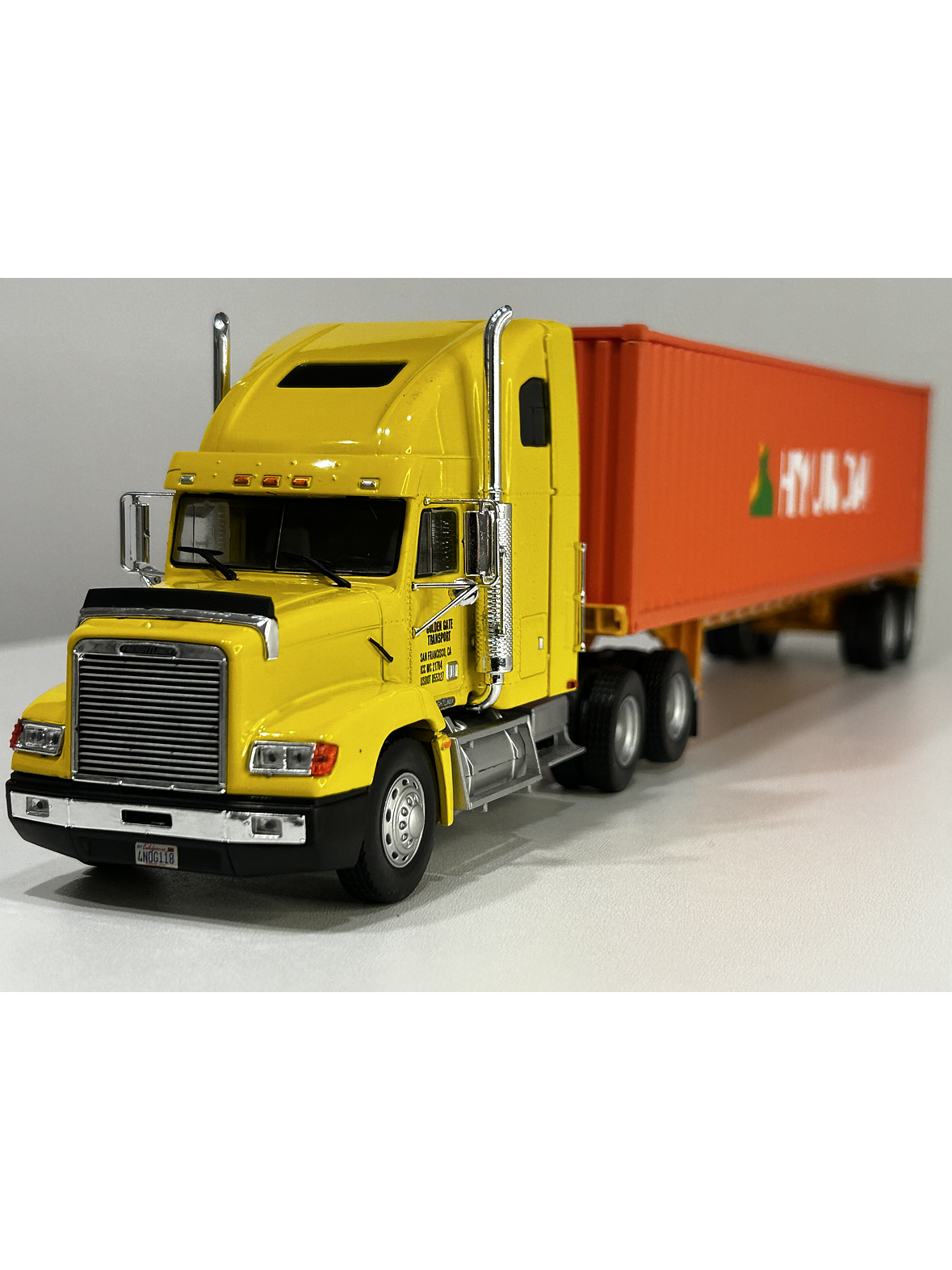 Camión Freightliner FLD 112 (1993) con Contenedor Hyundai – Escala 1:43. Colección Camiones Americanos 2