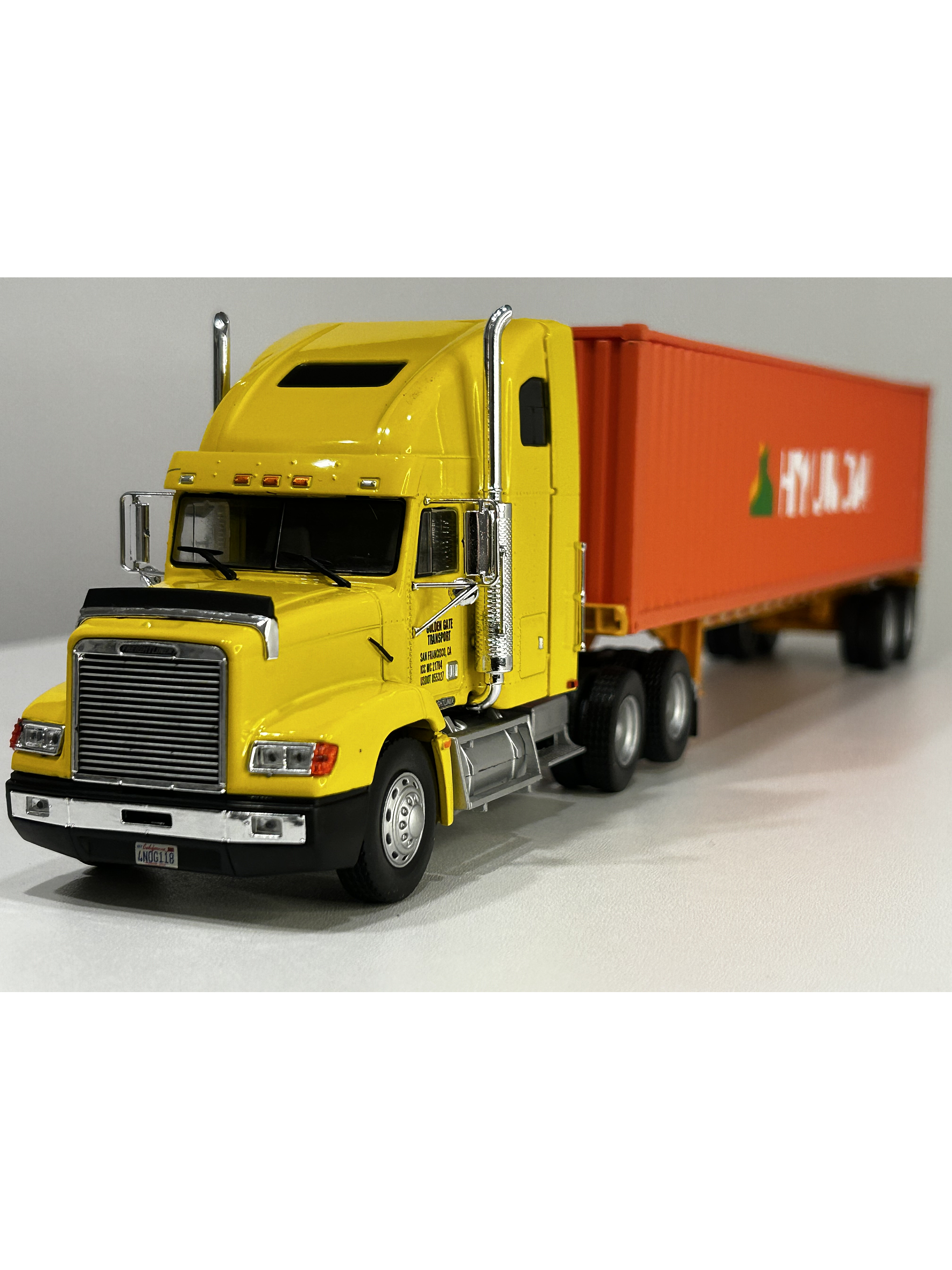 Camión Freightliner FLD 112 (1993) con Contenedor Hyundai – Escala 1:43. Colección Camiones Americanos 2