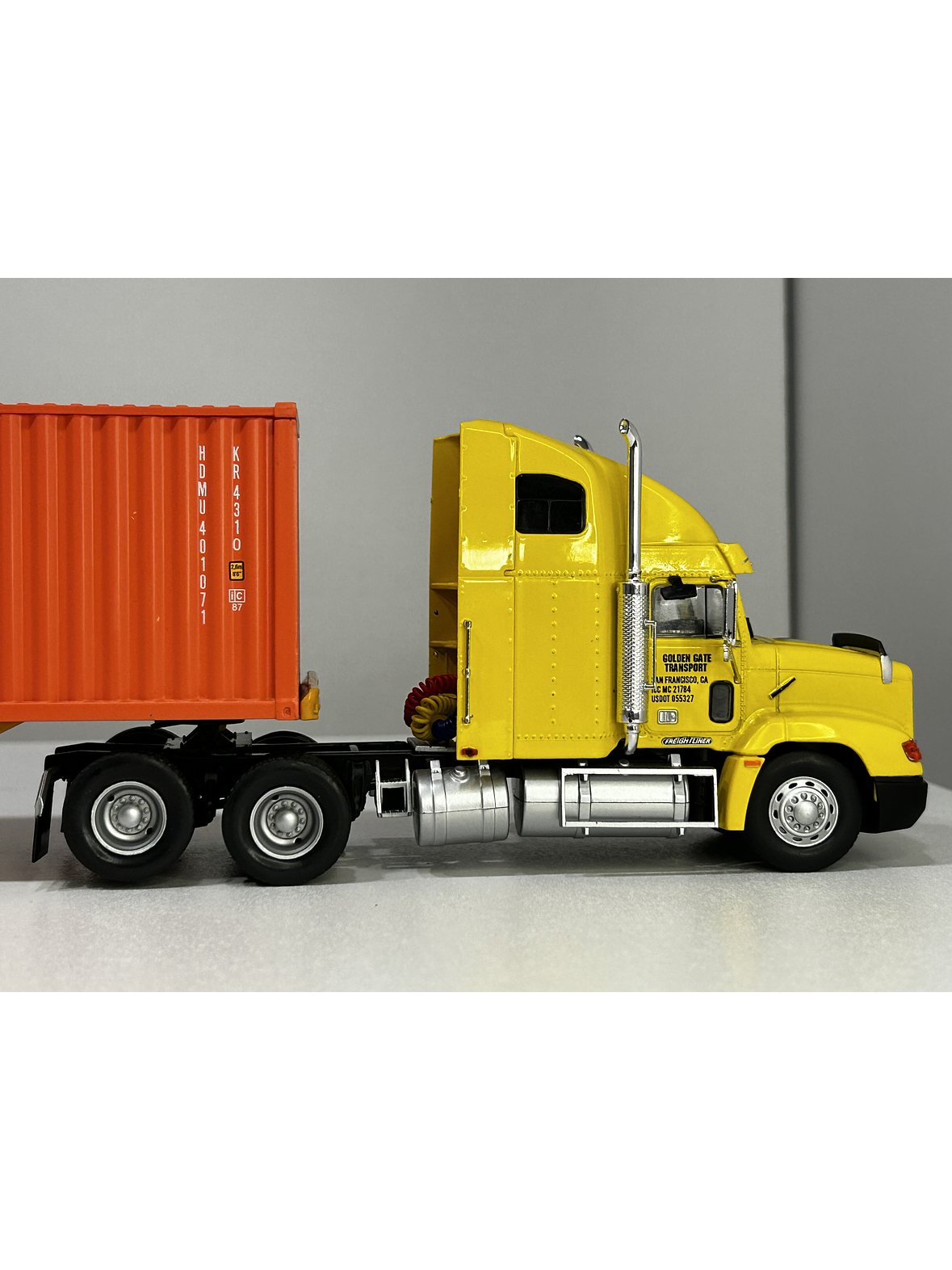 Camión Freightliner FLD 112 (1993) con Contenedor Hyundai – Escala 1:43. Colección Camiones Americanos 7