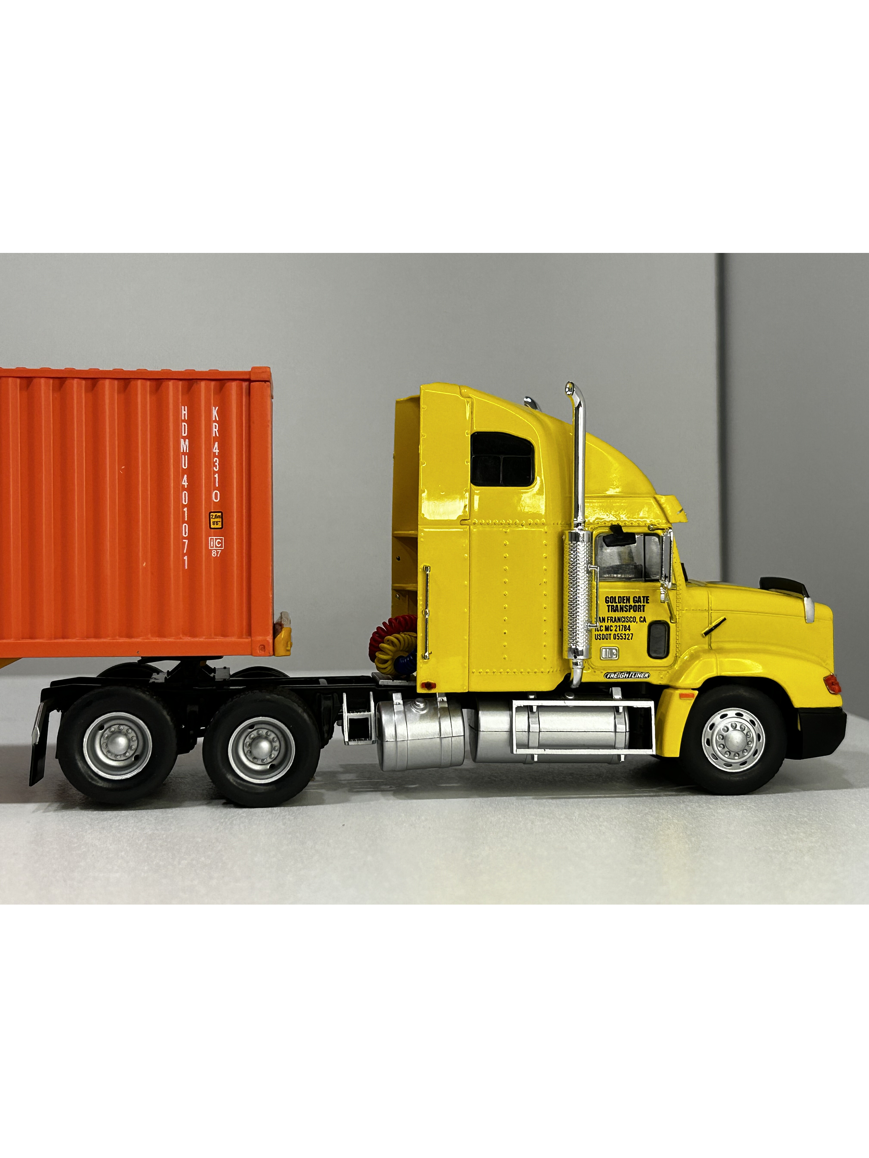 Camión Freightliner FLD 112 (1993) con Contenedor Hyundai – Escala 1:43. Colección Camiones Americanos 7