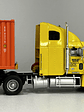 Camión Freightliner FLD 112 (1993) con Contenedor Hyundai – Escala 1:43. Colección Camiones Americanos - Miniatura 7