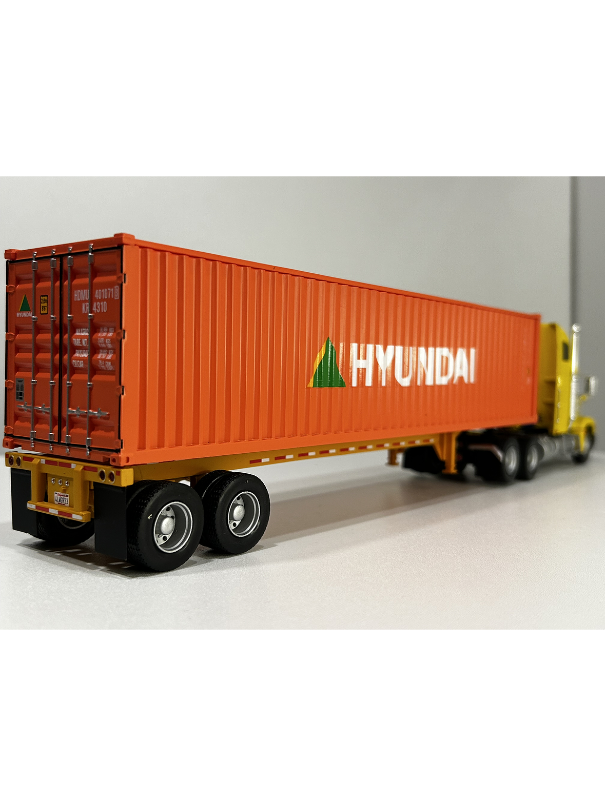 Camión Freightliner FLD 112 (1993) con Contenedor Hyundai – Escala 1:43. Colección Camiones Americanos 9
