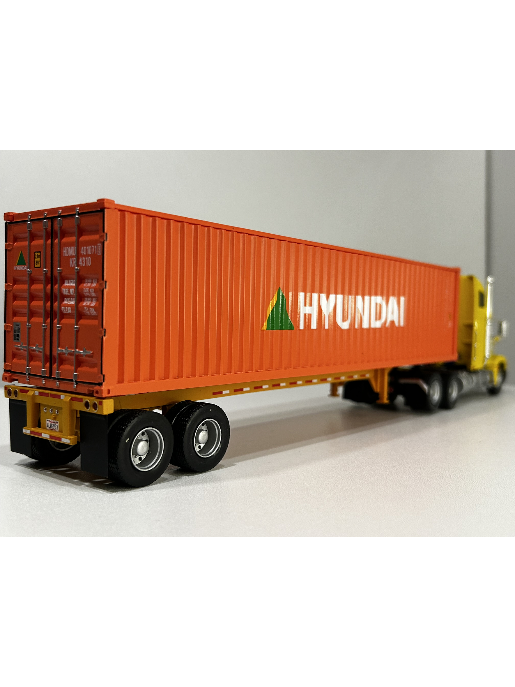 Camión Freightliner FLD 112 (1993) con Contenedor Hyundai – Escala 1:43. Colección Camiones Americanos 9