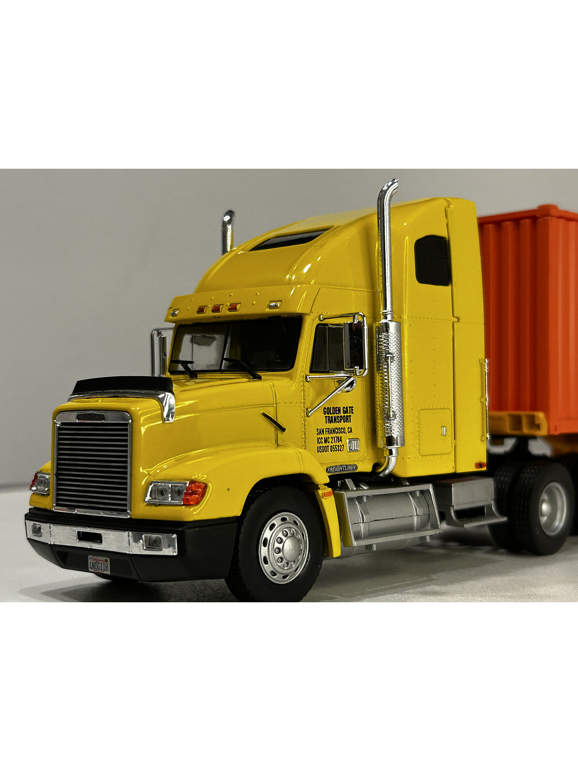 Camión Freightliner FLD 112 (1993) con Contenedor Hyundai – Escala 1:43. Colección Camiones Americanos 3