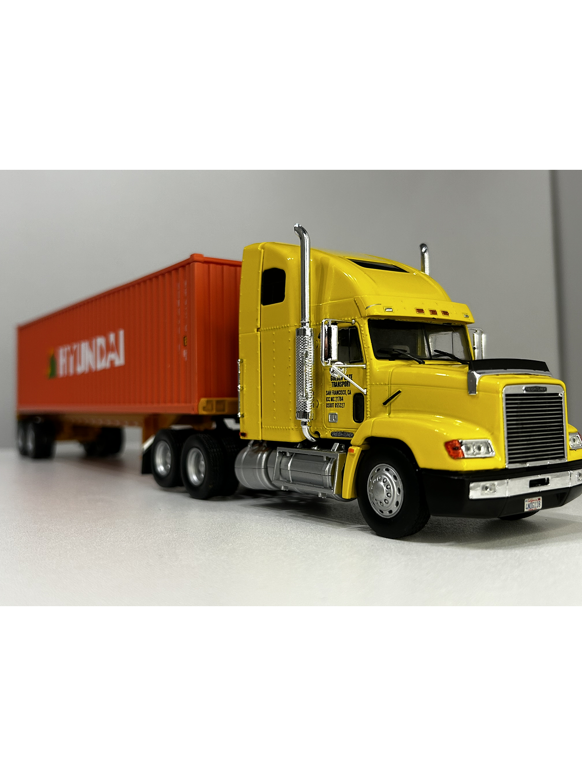 Camión Freightliner FLD 112 (1993) con Contenedor Hyundai – Escala 1:43. Colección Camiones Americanos 6