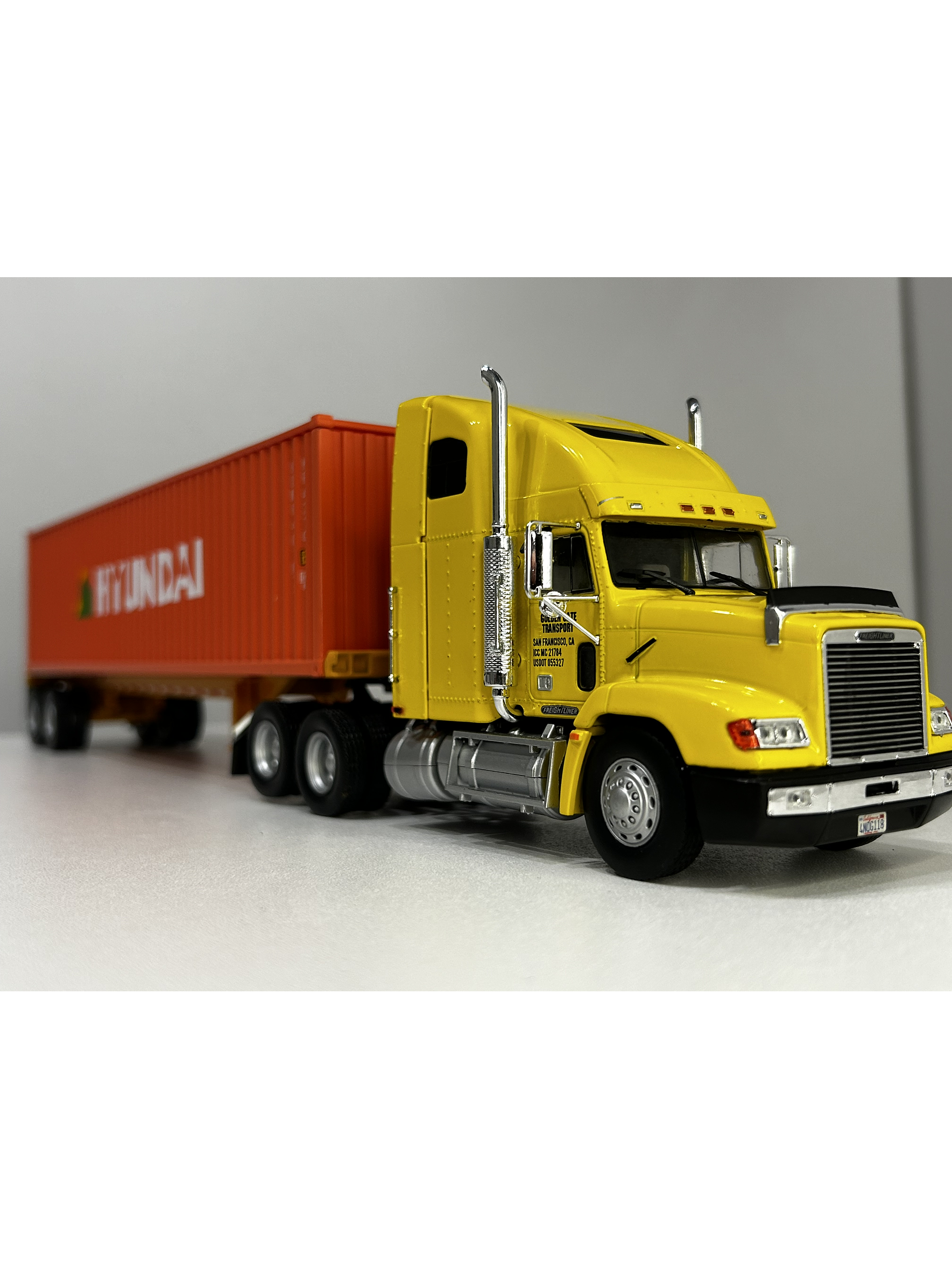 Camión Freightliner FLD 112 (1993) con Contenedor Hyundai – Escala 1:43. Colección Camiones Americanos 6