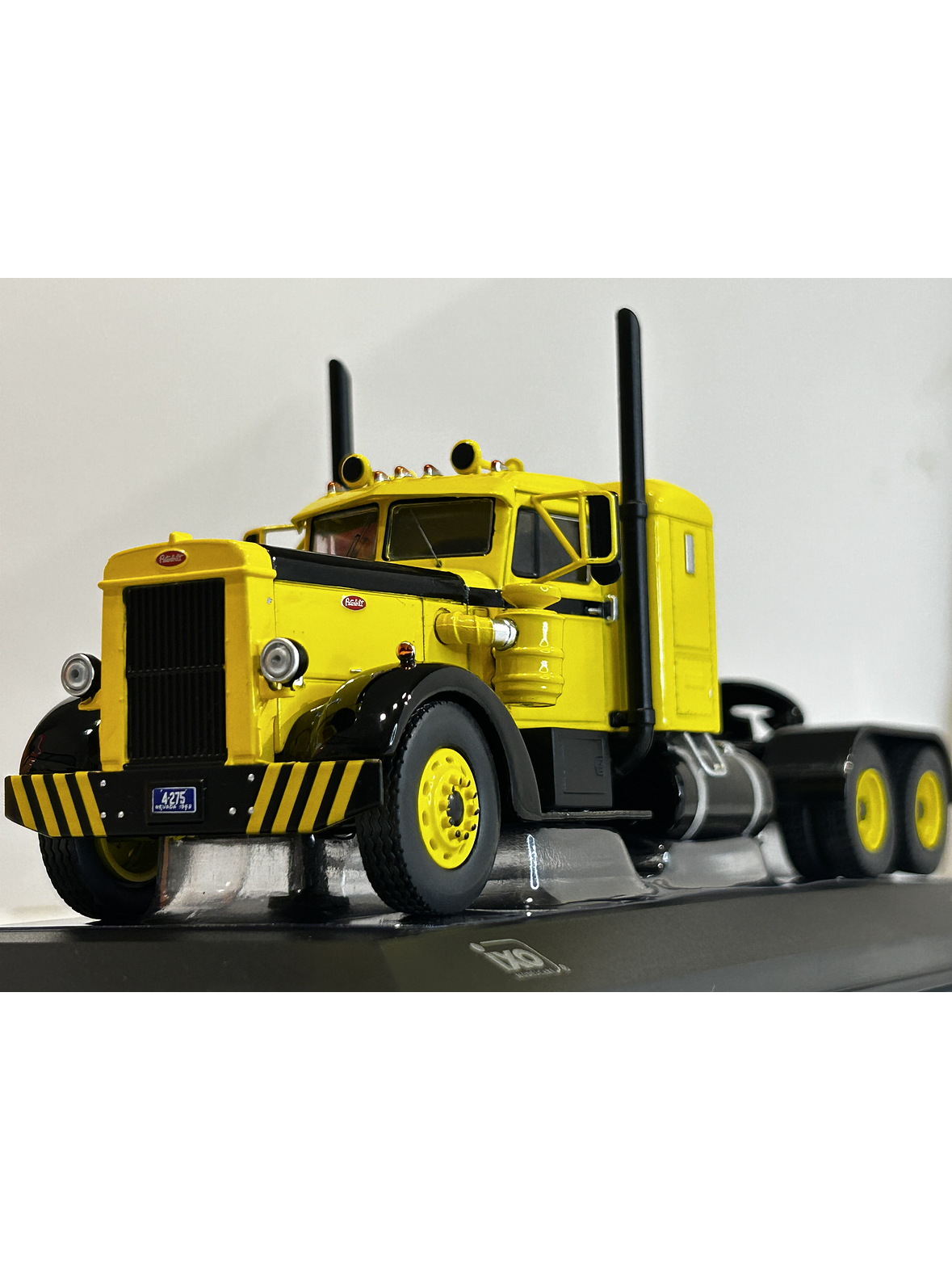 Peterbilt 350 1952 (1:43) – Camión Clásico Ixo Models – “Iron-Nose” 2