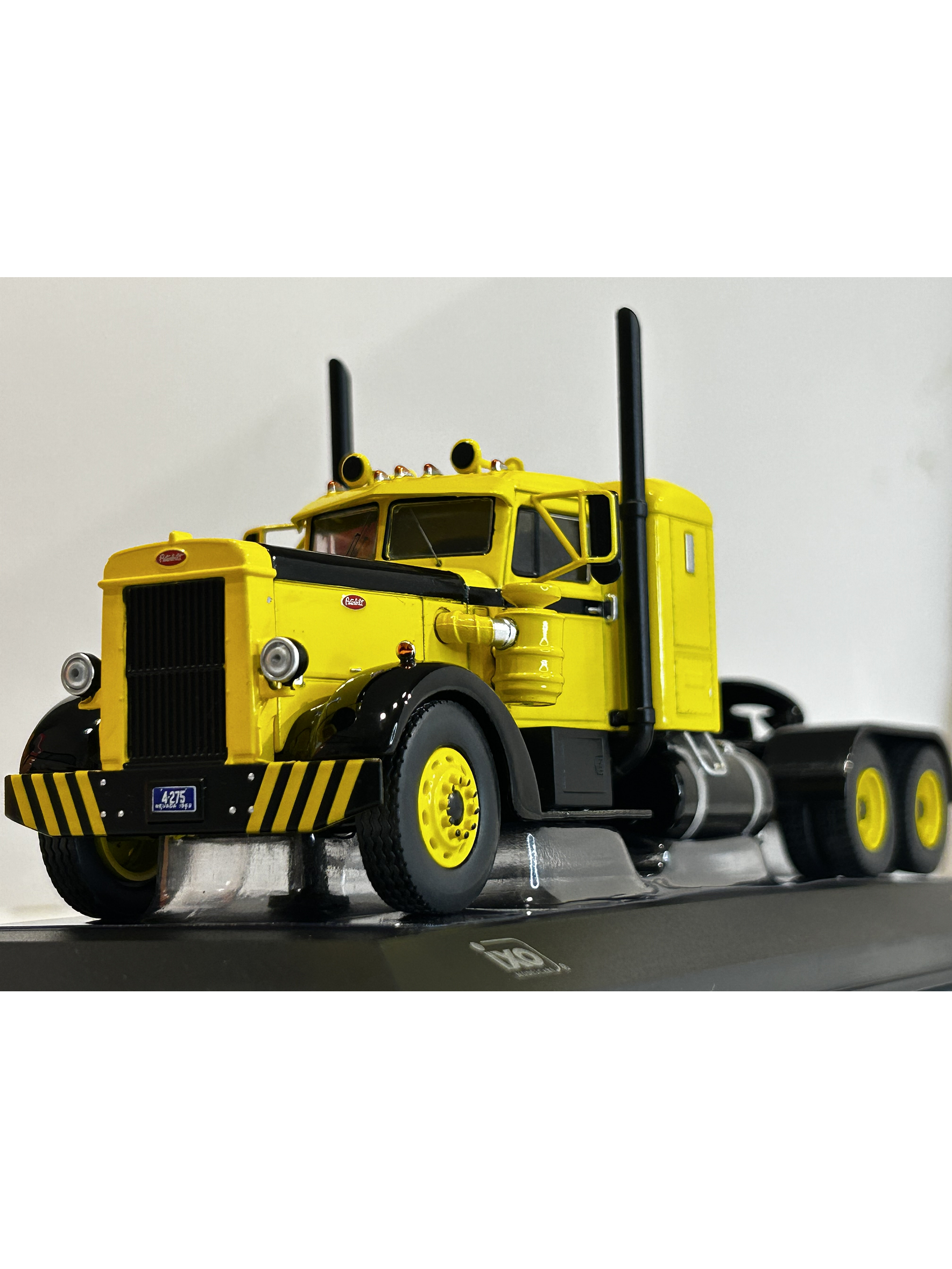 Peterbilt 350 1952 (1:43) – Camión Clásico Ixo Models – “Iron-Nose” 2