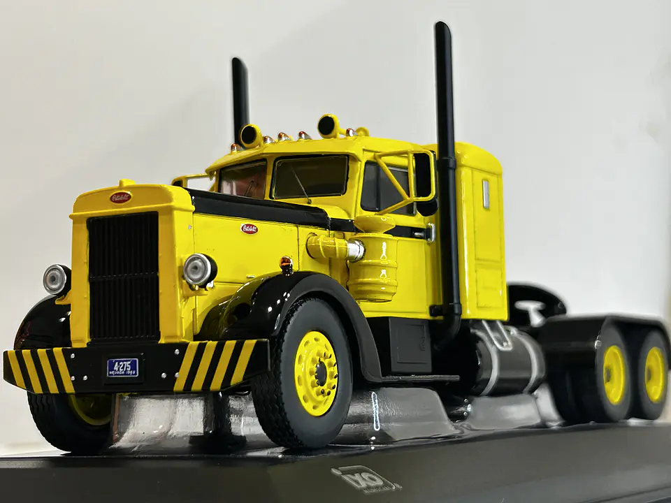 Camión Peterbilt 350 “Iron-Nose” (1952) | IXO 1:43 10