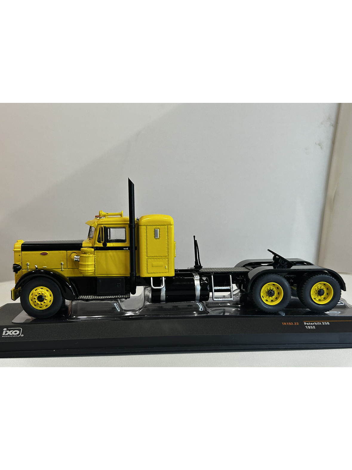 Peterbilt 350 1952 (1:43) – Camión Clásico Ixo Models – “Iron-Nose” 5