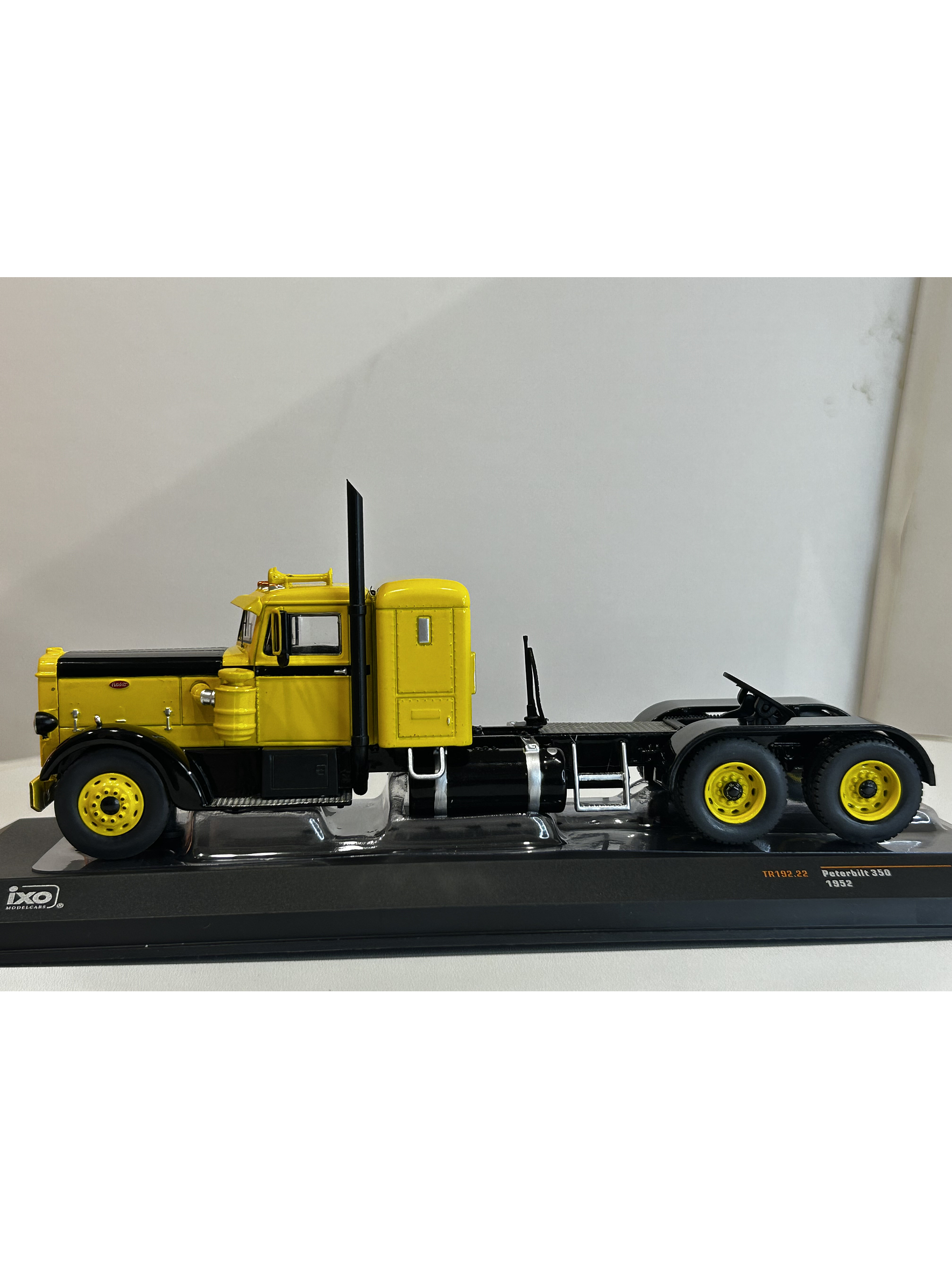 Peterbilt 350 1952 (1:43) – Camión Clásico Ixo Models – “Iron-Nose” 5